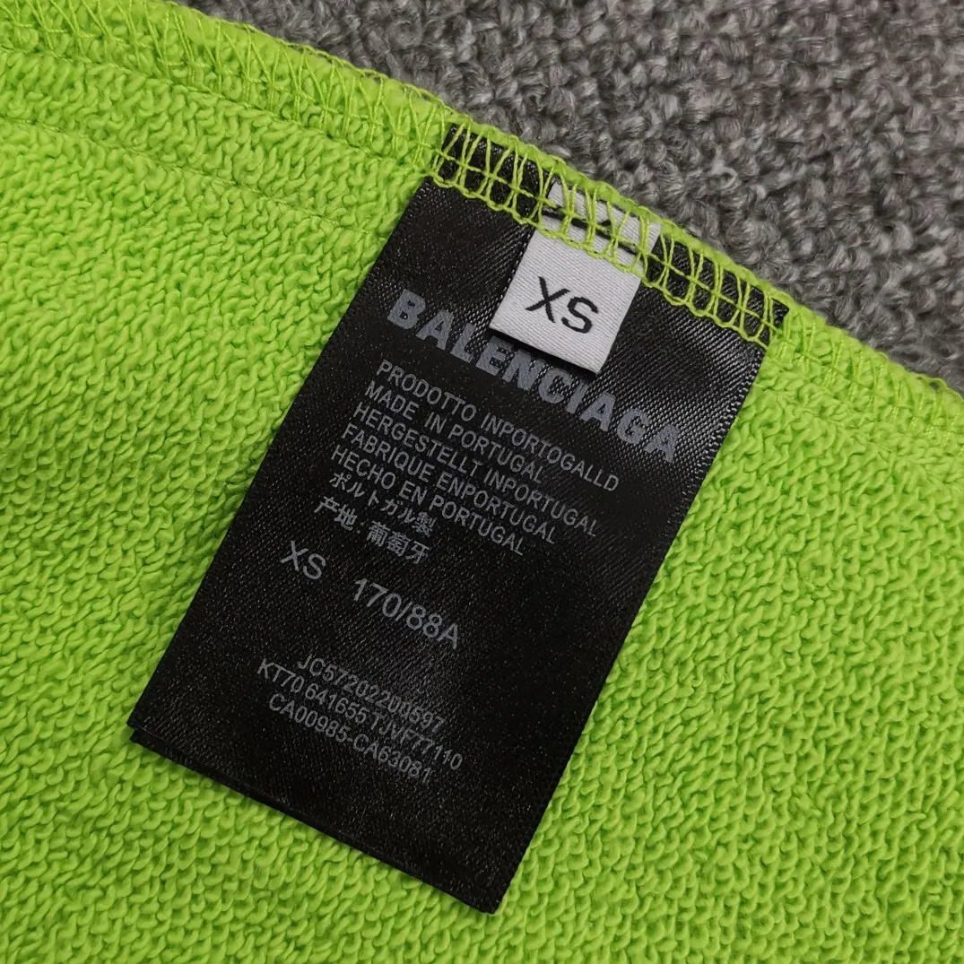 The top tested version of BALENCIAGA basic embroidered cotton loose shorts for men and women, the same trendy brand shorts for men and women. Fabric: Customized fish scale terry cotton fabric 440 grams, super heavy, ready-to-wear washable, soft and comfortable to the touch. Printing: Japanese Tajima embroidery technology is used, the embroidery is accurate, the printing is meticulous and full, and there is no thread skipping. Accessories: Complete set of customized BLCG accessories Color: Fluorescent green black gray dark khaki Size: XS-L P:310