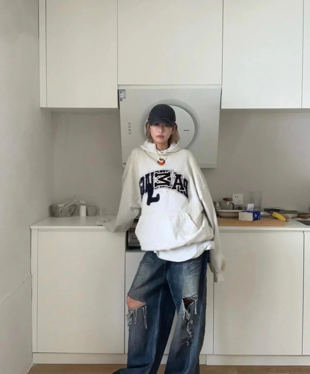 ♻️💯Upper body reference model picture❤️Top tested version 23FW BALENCIAGA Paris Manchester United limited edition distressed male and female couple star same style pure cotton loose hooded sweatshirt [very suitable for Douyin, and other platforms! The letters in the LOGO position have been damaged and polished! 】 The fabric is custom-made washed knitted cotton terry material. The upper body is very soft. The front panel uses a classic hand pocket with a worn effect. The overall yellow and dirty effect is all artificially sprayed with majolica. It requires proficiency and experience to achieve this natural and elegant effect!  Customized towel embroidery on the chest, heavily damaged! The aging effect is very obvious! The overall artificial positioning coating is hand-made, washed and dirty. The frayed hole craftsmanship has a hand-painted graffiti effect. The arms behind the bend are made of open-stitch frayed craftsmanship. The wiring is delicate. Elastic cuff design. The whole body is hand-positioned with muddy dyeing and frayed effect! Ready-made garments are washed twice with water +➕ once with wax. It feels smooth!   The Manchester United letters and logo on the chest are designed with full embroidery and the details are visible!  Size: XS-L Color: White Black P: 470