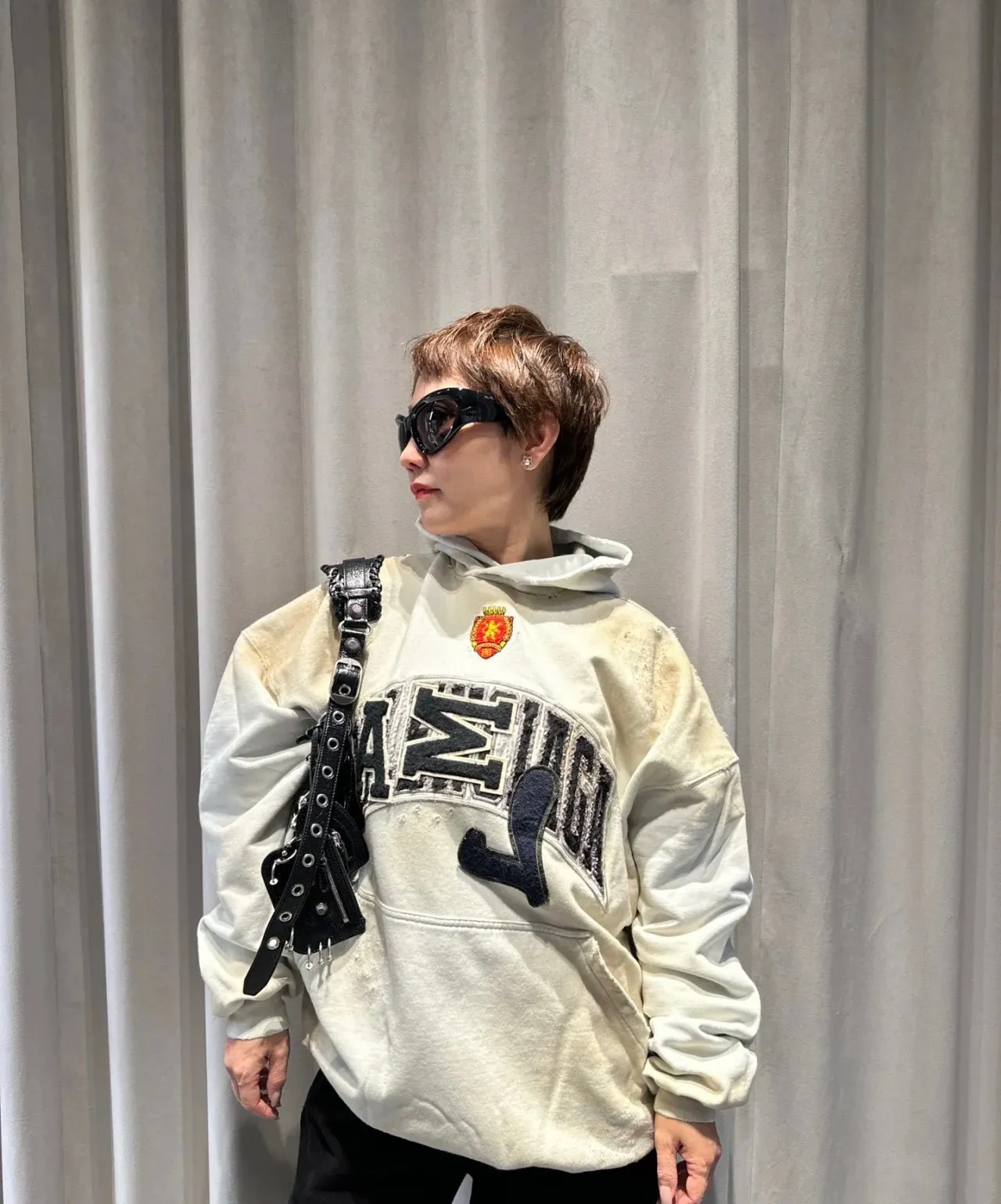 ♻️💯Upper body reference model picture❤️Top tested version 23FW BALENCIAGA Paris Manchester United limited edition distressed male and female couple star same style pure cotton loose hooded sweatshirt [very suitable for Douyin, and other platforms! The letters in the LOGO position have been damaged and polished! 】 The fabric is custom-made washed knitted cotton terry material. The upper body is very soft. The front panel uses a classic hand pocket with a worn effect. The overall yellow and dirty effect is all artificially sprayed with majolica. It requires proficiency and experience to achieve this natural and elegant effect!  Customized towel embroidery on the chest, heavily damaged! The aging effect is very obvious! The overall artificial positioning coating is hand-made, washed and dirty. The frayed hole craftsmanship has a hand-painted graffiti effect. The arms behind the bend are made of open-stitch frayed craftsmanship. The wiring is delicate. Elastic cuff design. The whole body is hand-positioned with muddy dyeing and frayed effect! Ready-made garments are washed twice with water +➕ once with wax. It feels smooth!   The Manchester United letters and logo on the chest are designed with full embroidery and the details are visible!  Size: XS-L Color: White Black P: 470