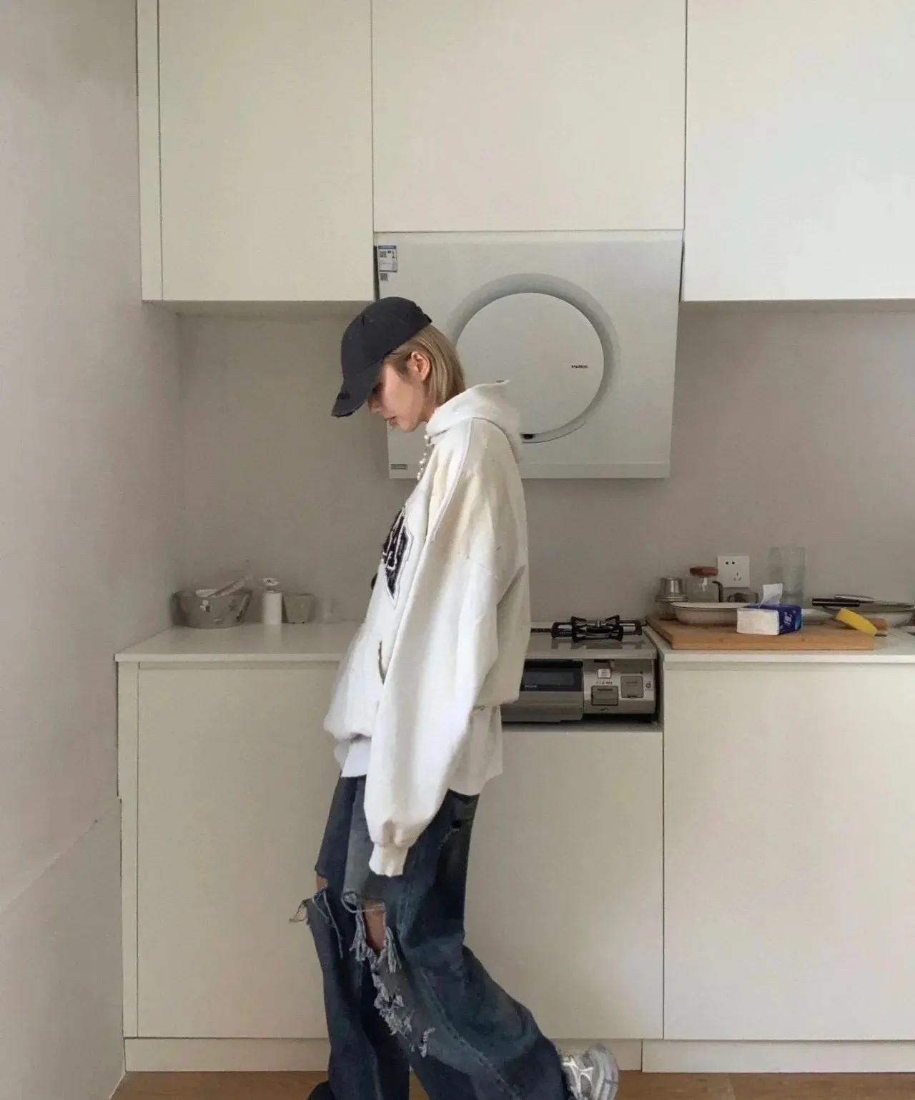 ♻️💯Upper body reference model picture❤️Top tested version 23FW BALENCIAGA Paris Manchester United limited edition distressed male and female couple star same style pure cotton loose hooded sweatshirt [very suitable for Douyin, and other platforms! The letters in the LOGO position have been damaged and polished! 】 The fabric is custom-made washed knitted cotton terry material. The upper body is very soft. The front panel uses a classic hand pocket with a worn effect. The overall yellow and dirty effect is all artificially sprayed with majolica. It requires proficiency and experience to achieve this natural and elegant effect!  Customized towel embroidery on the chest, heavily damaged! The aging effect is very obvious! The overall artificial positioning coating is hand-made, washed and dirty. The frayed hole craftsmanship has a hand-painted graffiti effect. The arms behind the bend are made of open-stitch frayed craftsmanship. The wiring is delicate. Elastic cuff design. The whole body is hand-positioned with muddy dyeing and frayed effect! Ready-made garments are washed twice with water +➕ once with wax. It feels smooth!   The Manchester United letters and logo on the chest are designed with full embroidery and the details are visible!  Size: XS-L Color: White Black P: 470