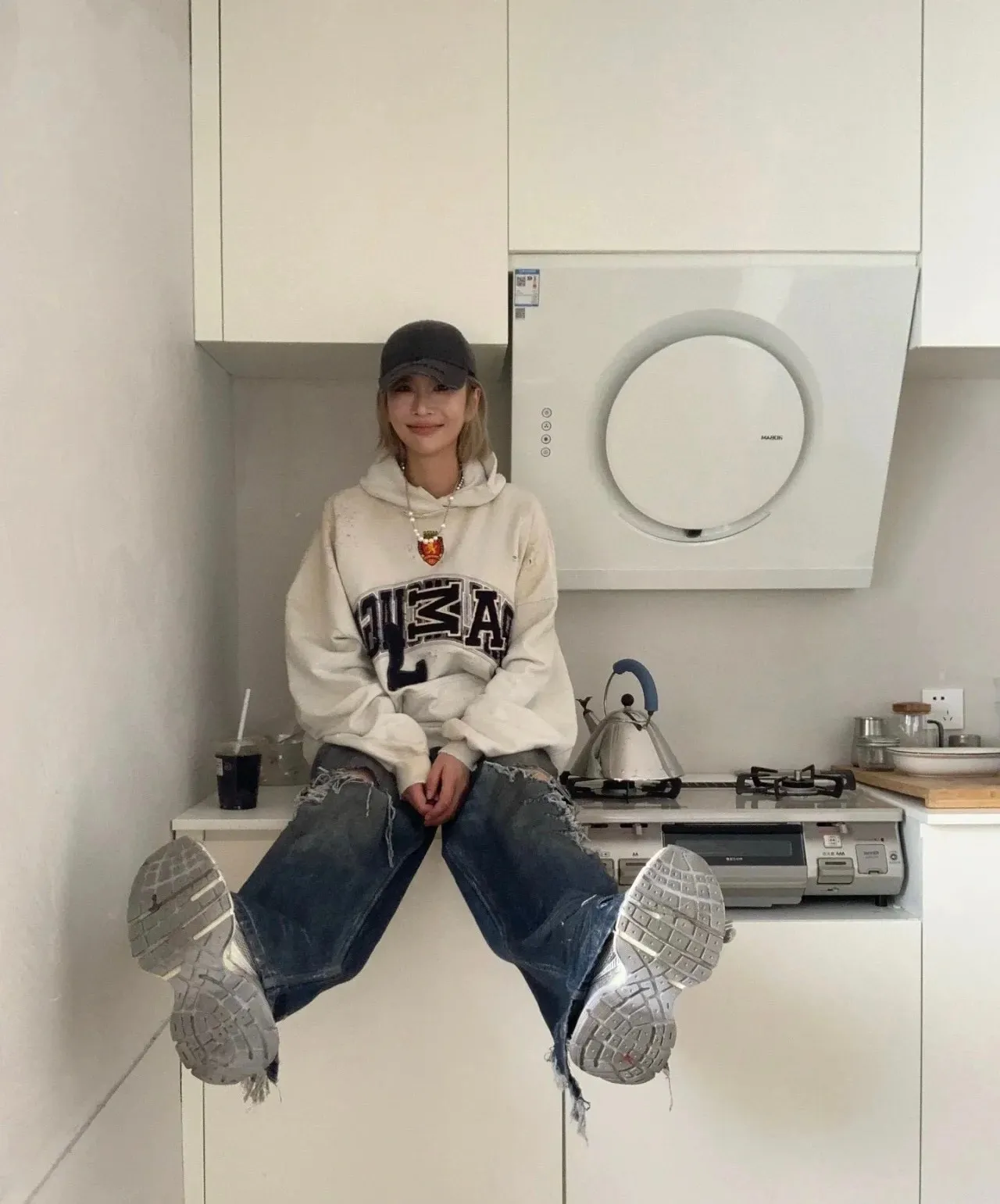 ♻️💯Upper body reference model picture❤️Top tested version 23FW BALENCIAGA Paris Manchester United limited edition distressed male and female couple star same style pure cotton loose hooded sweatshirt [very suitable for Douyin, and other platforms! The letters in the LOGO position have been damaged and polished! 】 The fabric is custom-made washed knitted cotton terry material. The upper body is very soft. The front panel uses a classic hand pocket with a worn effect. The overall yellow and dirty effect is all artificially sprayed with majolica. It requires proficiency and experience to achieve this natural and elegant effect!  Customized towel embroidery on the chest, heavily damaged! The aging effect is very obvious! The overall artificial positioning coating is hand-made, washed and dirty. The frayed hole craftsmanship has a hand-painted graffiti effect. The arms behind the bend are made of open-stitch frayed craftsmanship. The wiring is delicate. Elastic cuff design. The whole body is hand-positioned with muddy dyeing and frayed effect! Ready-made garments are washed twice with water +➕ once with wax. It feels smooth!   The Manchester United letters and logo on the chest are designed with full embroidery and the details are visible!  Size: XS-L Color: White Black P: 470