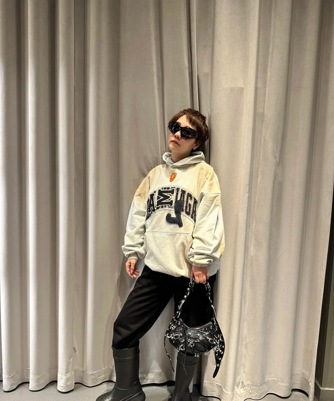 ♻️💯Upper body reference model picture❤️Top tested version 23FW BALENCIAGA Paris Manchester United limited edition distressed male and female couple star same style pure cotton loose hooded sweatshirt [very suitable for Douyin, and other platforms! The letters in the LOGO position have been damaged and polished! 】 The fabric is custom-made washed knitted cotton terry material. The upper body is very soft. The front panel uses a classic hand pocket with a worn effect. The overall yellow and dirty effect is all artificially sprayed with majolica. It requires proficiency and experience to achieve this natural and elegant effect!  Customized towel embroidery on the chest, heavily damaged! The aging effect is very obvious! The overall artificial positioning coating is hand-made, washed and dirty. The frayed hole craftsmanship has a hand-painted graffiti effect. The arms behind the bend are made of open-stitch frayed craftsmanship. The wiring is delicate. Elastic cuff design. The whole body is hand-positioned with muddy dyeing and frayed effect! Ready-made garments are washed twice with water +➕ once with wax. It feels smooth!   The Manchester United letters and logo on the chest are designed with full embroidery and the details are visible!  Size: XS-L Color: White Black P: 470