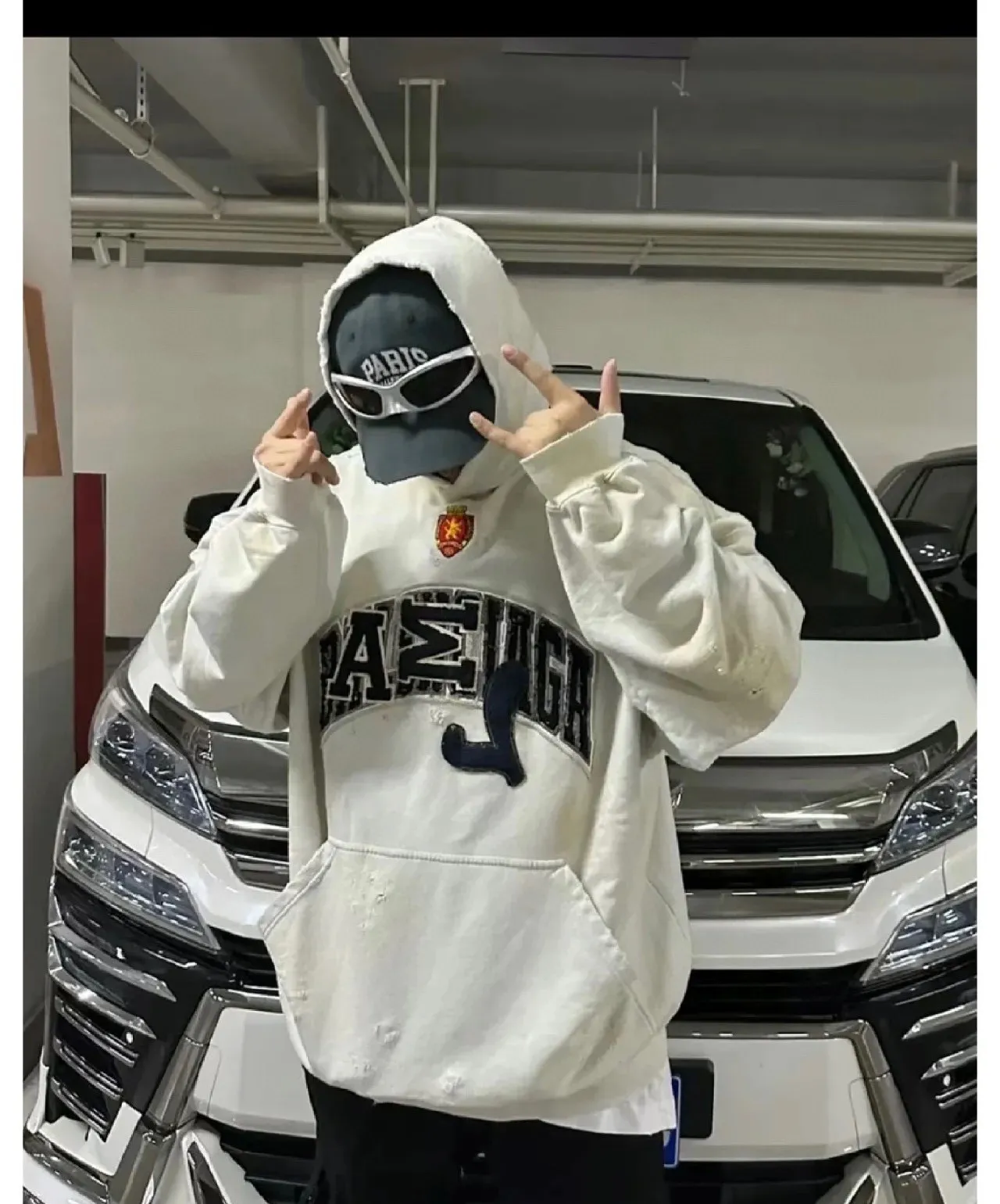 ♻️💯Upper body reference model picture❤️Top tested version 23FW BALENCIAGA Paris Manchester United limited edition distressed male and female couple star same style pure cotton loose hooded sweatshirt [very suitable for Douyin, and other platforms! The letters in the LOGO position have been damaged and polished! 】 The fabric is custom-made washed knitted cotton terry material. The upper body is very soft. The front panel uses a classic hand pocket with a worn effect. The overall yellow and dirty effect is all artificially sprayed with majolica. It requires proficiency and experience to achieve this natural and elegant effect!  Customized towel embroidery on the chest, heavily damaged! The aging effect is very obvious! The overall artificial positioning coating is hand-made, washed and dirty. The frayed hole craftsmanship has a hand-painted graffiti effect. The arms behind the bend are made of open-stitch frayed craftsmanship. The wiring is delicate. Elastic cuff design. The whole body is hand-positioned with muddy dyeing and frayed effect! Ready-made garments are washed twice with water +➕ once with wax. It feels smooth!   The Manchester United letters and logo on the chest are designed with full embroidery and the details are visible!  Size: XS-L Color: White Black P: 470