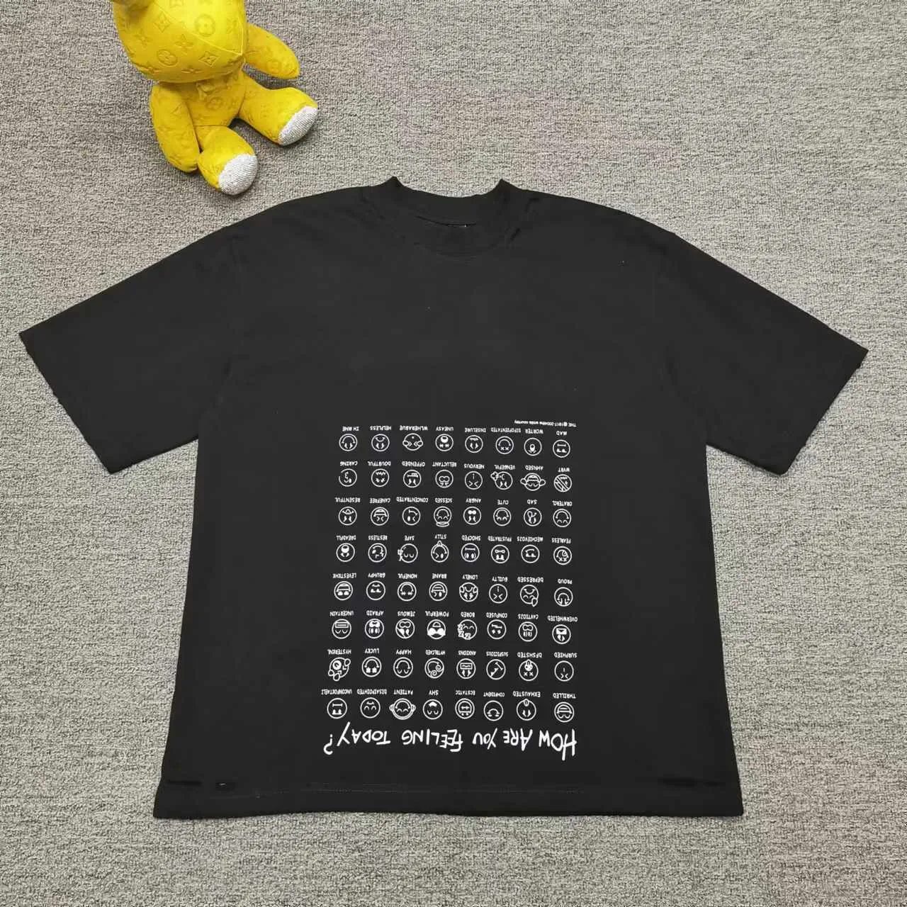 The top version of Balenciaga's creative smiley emoticon direct-print printed round-neck short-sleeved T-shirt. Purchase the original pattern and make a sample. Compare the original fabric, pattern, and details. Fabric: Made of 100% cotton fabric and imported cotton yarn. Soft, skin-friendly and non-irritating.  Craftsmanship: The clothing is a front-shoulder version, and all pieces are cut one-to-one by professional masters. Details: All accessories are genuine one-to-one custom-made and fully equipped, including the buttons on the front of the clothing.  Purchase the original benchmarking details fabric, high version, heavyweight high weight 320g double yarn pure cotton fabric color: black code number: XS S M L P: 290