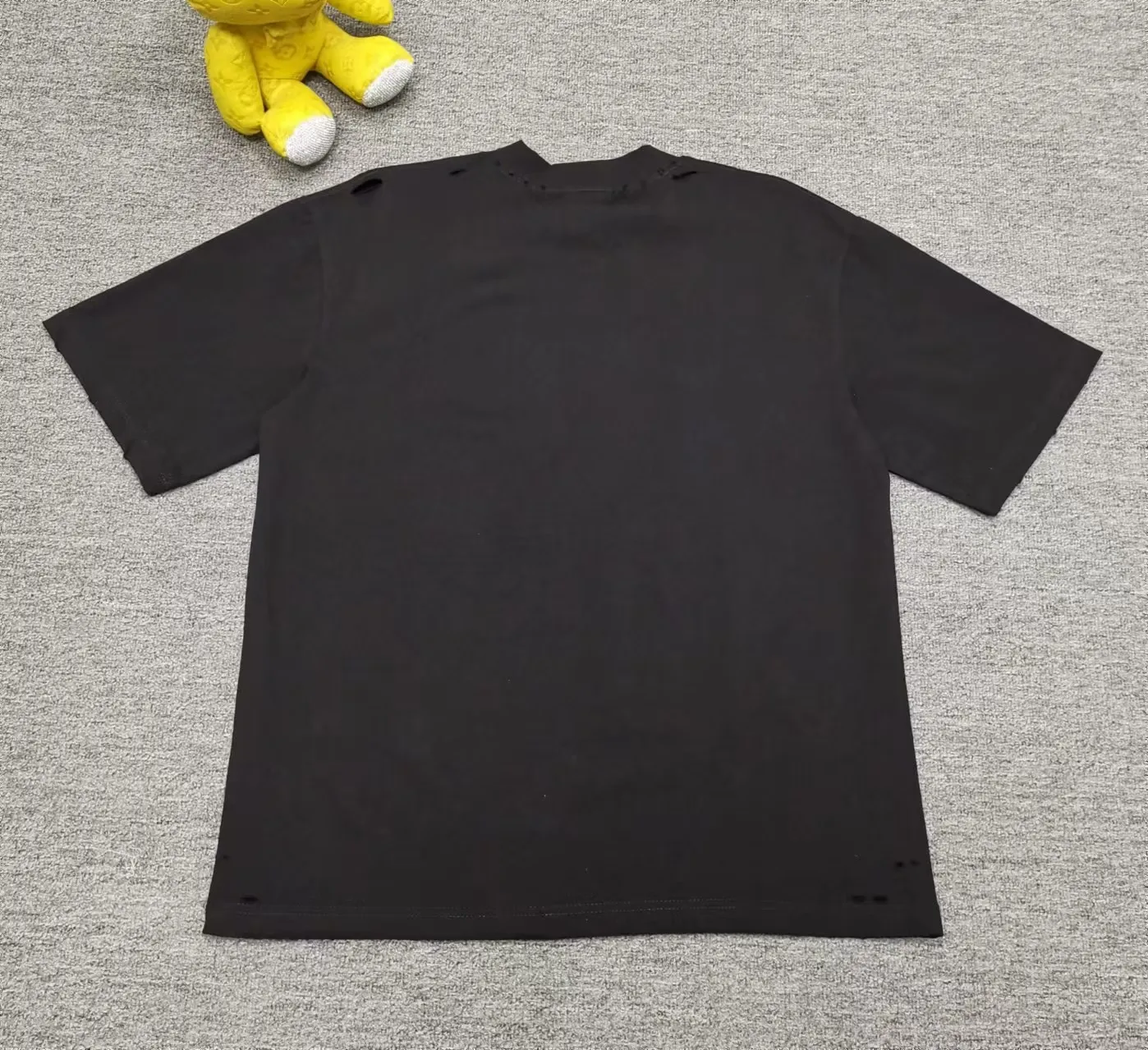 The top version of Balenciaga's creative smiley emoticon direct-print printed round-neck short-sleeved T-shirt. Purchase the original pattern and make a sample. Compare the original fabric, pattern, and details. Fabric: Made of 100% cotton fabric and imported cotton yarn. Soft, skin-friendly and non-irritating.  Craftsmanship: The clothing is a front-shoulder version, and all pieces are cut one-to-one by professional masters. Details: All accessories are genuine one-to-one custom-made and fully equipped, including the buttons on the front of the clothing.  Purchase the original benchmarking details fabric, high version, heavyweight high weight 320g double yarn pure cotton fabric color: black code number: XS S M L P: 290