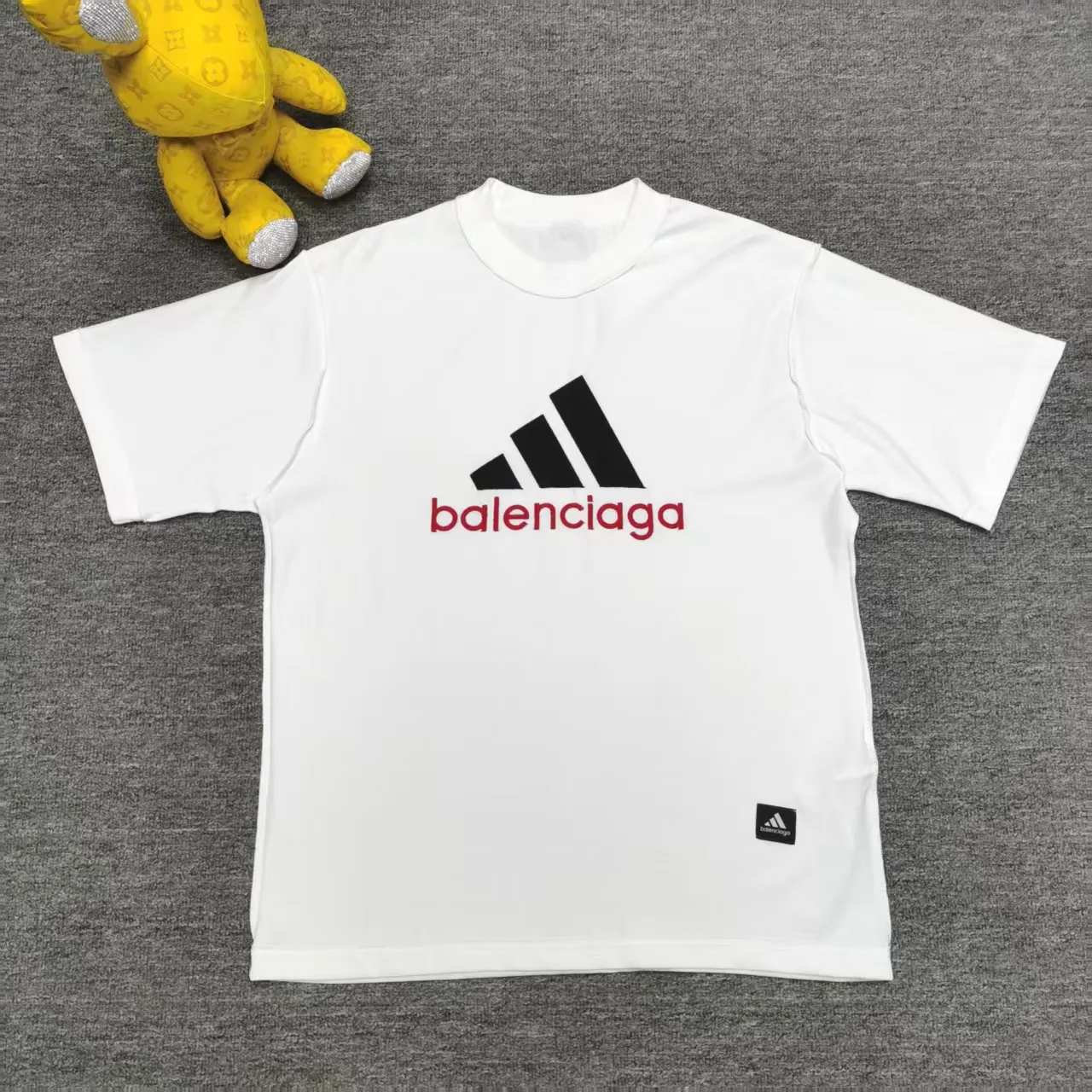 [New arrival] Top-quality and tested version BALENCIAGA/ADIDAS co-branded Adidas embroidered letters round neck short-sleeved T-shirt, a hot trend at the moment🔥Quality ceiling It seems to be a simple printing or embroidery, but it is not simple at all. 100% imported machine restoration, details, workmanship and fabrics are consistent with the original ones. Guaranteed no color difference with the counter. Feel free to compare ⚠️Note that the threaded necklines are all original collars of a certain Paris and a certain country. High wrapping degree The width of the neckline and cabinets are accurate to the millimeter. Thick necklines are not easily deformed. The collars of high-end goods are restored to cabinets. This distinguishes the large collars of ordinary garbage in the world. ⚠️Different styles of washed wheat main wheat, including imported wheat, have different colors and codes. Really restore the counter. As we all know, Balenciaga has different English or color on the collar labels of each season. It distinguishes the fast food products of the world's uniform main wheat washed wheat. ⚠️Pay attention to the workmanship. There are no folds in the stitching at the neckline, smooth and natural without overlapping lines. True restoration ⚠️The fabric is made of 280g Paris-specific double yarn. It is really incomparable with the ordinary version on the market. Correct printing details. Correct double yarn with high weight thread. Correct packaging details. All-round restoration of workmanship. All-round restoration of packaging. P:270 Color: Black White Green SIZE: XS-S-M-L