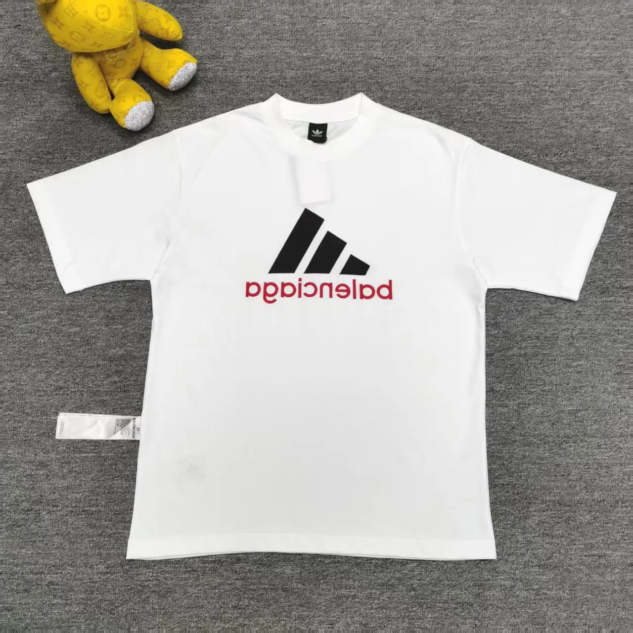 [New arrival] Top-quality and tested version BALENCIAGA/ADIDAS co-branded Adidas embroidered letters round neck short-sleeved T-shirt, a hot trend at the moment🔥Quality ceiling It seems to be a simple printing or embroidery, but it is not simple at all. 100% imported machine restoration, details, workmanship and fabrics are consistent with the original ones. Guaranteed no color difference with the counter. Feel free to compare ⚠️Note that the threaded necklines are all original collars of a certain Paris and a certain country. High wrapping degree The width of the neckline and cabinets are accurate to the millimeter. Thick necklines are not easily deformed. The collars of high-end goods are restored to cabinets. This distinguishes the large collars of ordinary garbage in the world. ⚠️Different styles of washed wheat main wheat, including imported wheat, have different colors and codes. Really restore the counter. As we all know, Balenciaga has different English or color on the collar labels of each season. It distinguishes the fast food products of the world's uniform main wheat washed wheat. ⚠️Pay attention to the workmanship. There are no folds in the stitching at the neckline, smooth and natural without overlapping lines. True restoration ⚠️The fabric is made of 280g Paris-specific double yarn. It is really incomparable with the ordinary version on the market. Correct printing details. Correct double yarn with high weight thread. Correct packaging details. All-round restoration of workmanship. All-round restoration of packaging. P:270 Color: Black White Green SIZE: XS-S-M-L