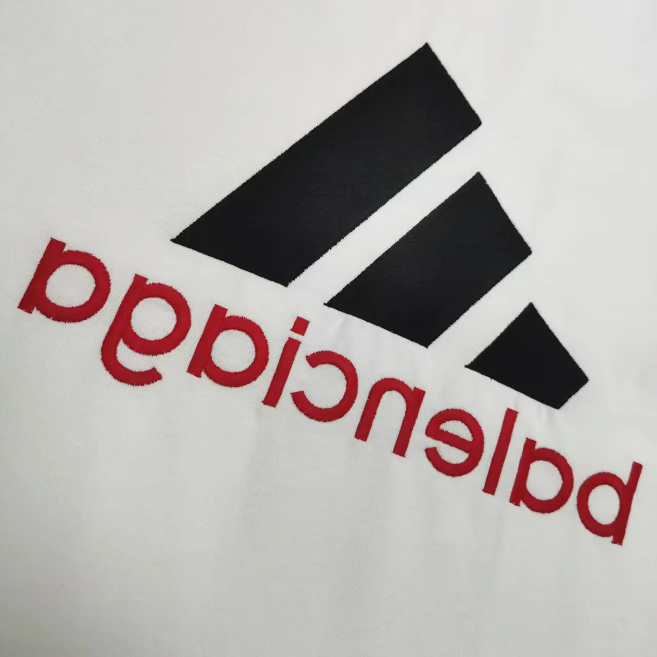 [New arrival] Top-quality and tested version BALENCIAGA/ADIDAS co-branded Adidas embroidered letters round neck short-sleeved T-shirt, a hot trend at the moment🔥Quality ceiling It seems to be a simple printing or embroidery, but it is not simple at all. 100% imported machine restoration, details, workmanship and fabrics are consistent with the original ones. Guaranteed no color difference with the counter. Feel free to compare ⚠️Note that the threaded necklines are all original collars of a certain Paris and a certain country. High wrapping degree The width of the neckline and cabinets are accurate to the millimeter. Thick necklines are not easily deformed. The collars of high-end goods are restored to cabinets. This distinguishes the large collars of ordinary garbage in the world. ⚠️Different styles of washed wheat main wheat, including imported wheat, have different colors and codes. Really restore the counter. As we all know, Balenciaga has different English or color on the collar labels of each season. It distinguishes the fast food products of the world's uniform main wheat washed wheat. ⚠️Pay attention to the workmanship. There are no folds in the stitching at the neckline, smooth and natural without overlapping lines. True restoration ⚠️The fabric is made of 280g Paris-specific double yarn. It is really incomparable with the ordinary version on the market. Correct printing details. Correct double yarn with high weight thread. Correct packaging details. All-round restoration of workmanship. All-round restoration of packaging. P:270 Color: Black White Green SIZE: XS-S-M-L