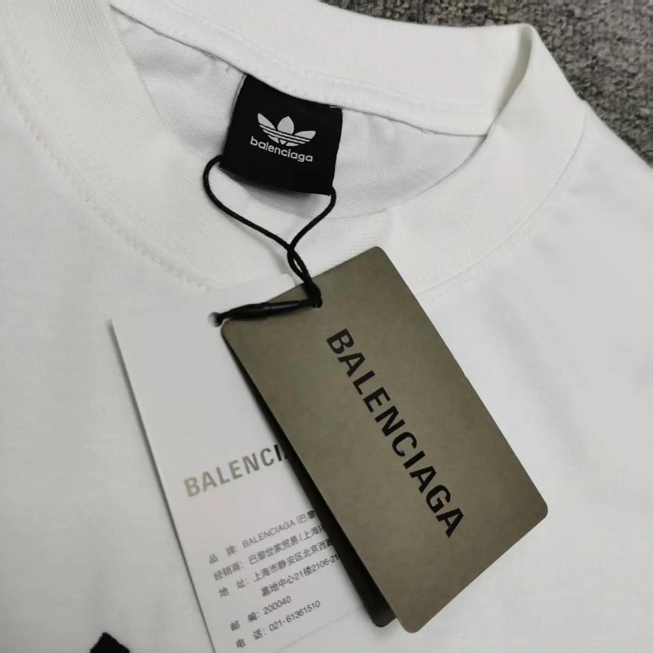 [New arrival] Top-quality and tested version BALENCIAGA/ADIDAS co-branded Adidas embroidered letters round neck short-sleeved T-shirt, a hot trend at the moment🔥Quality ceiling It seems to be a simple printing or embroidery, but it is not simple at all. 100% imported machine restoration, details, workmanship and fabrics are consistent with the original ones. Guaranteed no color difference with the counter. Feel free to compare ⚠️Note that the threaded necklines are all original collars of a certain Paris and a certain country. High wrapping degree The width of the neckline and cabinets are accurate to the millimeter. Thick necklines are not easily deformed. The collars of high-end goods are restored to cabinets. This distinguishes the large collars of ordinary garbage in the world. ⚠️Different styles of washed wheat main wheat, including imported wheat, have different colors and codes. Really restore the counter. As we all know, Balenciaga has different English or color on the collar labels of each season. It distinguishes the fast food products of the world's uniform main wheat washed wheat. ⚠️Pay attention to the workmanship. There are no folds in the stitching at the neckline, smooth and natural without overlapping lines. True restoration ⚠️The fabric is made of 280g Paris-specific double yarn. It is really incomparable with the ordinary version on the market. Correct printing details. Correct double yarn with high weight thread. Correct packaging details. All-round restoration of workmanship. All-round restoration of packaging. P:270 Color: Black White Green SIZE: XS-S-M-L