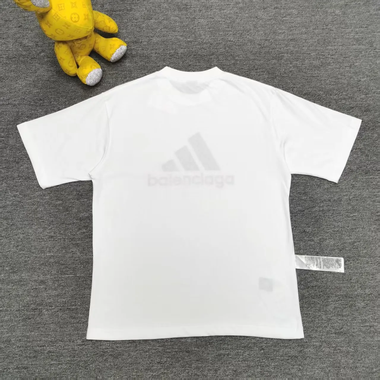 [New arrival] Top-quality and tested version BALENCIAGA/ADIDAS co-branded Adidas embroidered letters round neck short-sleeved T-shirt, a hot trend at the moment🔥Quality ceiling It seems to be a simple printing or embroidery, but it is not simple at all. 100% imported machine restoration, details, workmanship and fabrics are consistent with the original ones. Guaranteed no color difference with the counter. Feel free to compare ⚠️Note that the threaded necklines are all original collars of a certain Paris and a certain country. High wrapping degree The width of the neckline and cabinets are accurate to the millimeter. Thick necklines are not easily deformed. The collars of high-end goods are restored to cabinets. This distinguishes the large collars of ordinary garbage in the world. ⚠️Different styles of washed wheat main wheat, including imported wheat, have different colors and codes. Really restore the counter. As we all know, Balenciaga has different English or color on the collar labels of each season. It distinguishes the fast food products of the world's uniform main wheat washed wheat. ⚠️Pay attention to the workmanship. There are no folds in the stitching at the neckline, smooth and natural without overlapping lines. True restoration ⚠️The fabric is made of 280g Paris-specific double yarn. It is really incomparable with the ordinary version on the market. Correct printing details. Correct double yarn with high weight thread. Correct packaging details. All-round restoration of workmanship. All-round restoration of packaging. P:270 Color: Black White Green SIZE: XS-S-M-L