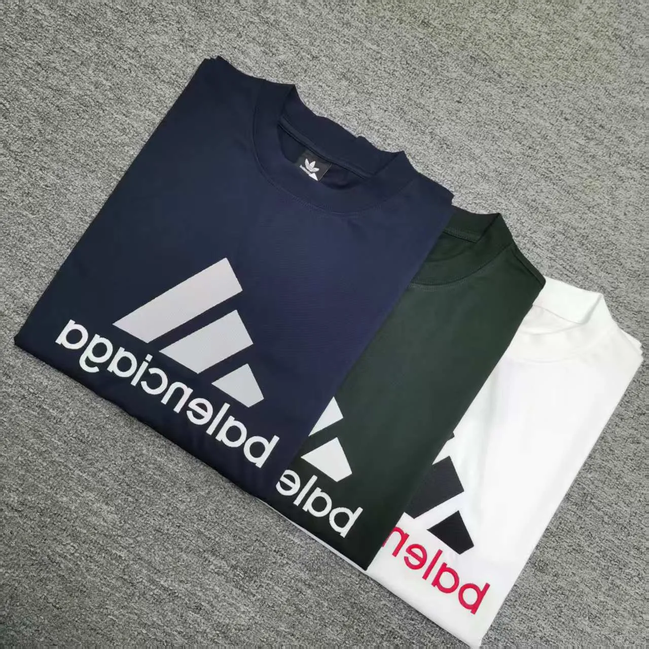 [New arrival] Top-quality and tested version BALENCIAGA/ADIDAS co-branded Adidas embroidered letters round neck short-sleeved T-shirt, a hot trend at the moment🔥Quality ceiling It seems to be a simple printing or embroidery, but it is not simple at all. 100% imported machine restoration, details, workmanship and fabrics are consistent with the original ones. Guaranteed no color difference with the counter. Feel free to compare ⚠️Note that the threaded necklines are all original collars of a certain Paris and a certain country. High wrapping degree The width of the neckline and cabinets are accurate to the millimeter. Thick necklines are not easily deformed. The collars of high-end goods are restored to cabinets. This distinguishes the large collars of ordinary garbage in the world. ⚠️Different styles of washed wheat main wheat, including imported wheat, have different colors and codes. Really restore the counter. As we all know, Balenciaga has different English or color on the collar labels of each season. It distinguishes the fast food products of the world's uniform main wheat washed wheat. ⚠️Pay attention to the workmanship. There are no folds in the stitching at the neckline, smooth and natural without overlapping lines. True restoration ⚠️The fabric is made of 280g Paris-specific double yarn. It is really incomparable with the ordinary version on the market. Correct printing details. Correct double yarn with high weight thread. Correct packaging details. All-round restoration of workmanship. All-round restoration of packaging. P:270 Color: Black White Green SIZE: XS-S-M-L