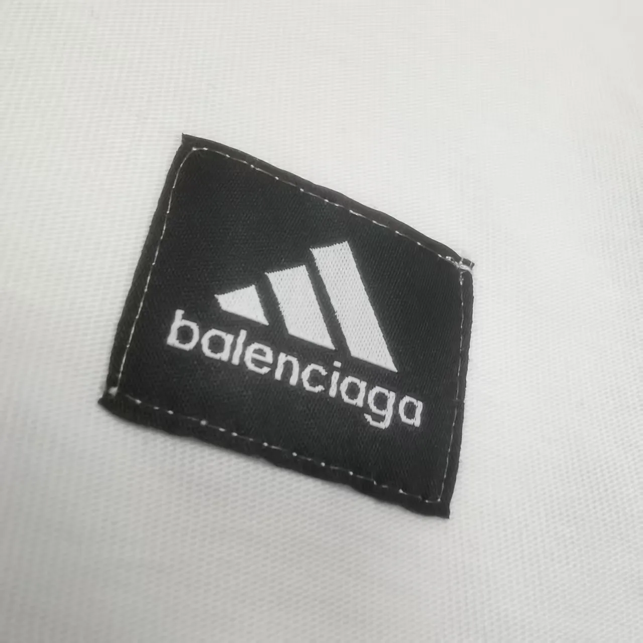 [New arrival] Top-quality and tested version BALENCIAGA/ADIDAS co-branded Adidas embroidered letters round neck short-sleeved T-shirt, a hot trend at the moment🔥Quality ceiling It seems to be a simple printing or embroidery, but it is not simple at all. 100% imported machine restoration, details, workmanship and fabrics are consistent with the original ones. Guaranteed no color difference with the counter. Feel free to compare ⚠️Note that the threaded necklines are all original collars of a certain Paris and a certain country. High wrapping degree The width of the neckline and cabinets are accurate to the millimeter. Thick necklines are not easily deformed. The collars of high-end goods are restored to cabinets. This distinguishes the large collars of ordinary garbage in the world. ⚠️Different styles of washed wheat main wheat, including imported wheat, have different colors and codes. Really restore the counter. As we all know, Balenciaga has different English or color on the collar labels of each season. It distinguishes the fast food products of the world's uniform main wheat washed wheat. ⚠️Pay attention to the workmanship. There are no folds in the stitching at the neckline, smooth and natural without overlapping lines. True restoration ⚠️The fabric is made of 280g Paris-specific double yarn. It is really incomparable with the ordinary version on the market. Correct printing details. Correct double yarn with high weight thread. Correct packaging details. All-round restoration of workmanship. All-round restoration of packaging. P:270 Color: Black White Green SIZE: XS-S-M-L