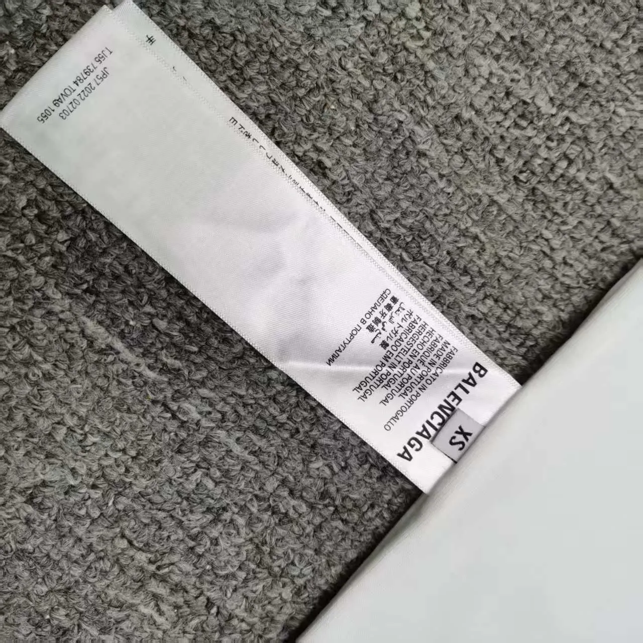 [New arrival] Top-quality and tested version BALENCIAGA/ADIDAS co-branded Adidas embroidered letters round neck short-sleeved T-shirt, a hot trend at the moment🔥Quality ceiling It seems to be a simple printing or embroidery, but it is not simple at all. 100% imported machine restoration, details, workmanship and fabrics are consistent with the original ones. Guaranteed no color difference with the counter. Feel free to compare ⚠️Note that the threaded necklines are all original collars of a certain Paris and a certain country. High wrapping degree The width of the neckline and cabinets are accurate to the millimeter. Thick necklines are not easily deformed. The collars of high-end goods are restored to cabinets. This distinguishes the large collars of ordinary garbage in the world. ⚠️Different styles of washed wheat main wheat, including imported wheat, have different colors and codes. Really restore the counter. As we all know, Balenciaga has different English or color on the collar labels of each season. It distinguishes the fast food products of the world's uniform main wheat washed wheat. ⚠️Pay attention to the workmanship. There are no folds in the stitching at the neckline, smooth and natural without overlapping lines. True restoration ⚠️The fabric is made of 280g Paris-specific double yarn. It is really incomparable with the ordinary version on the market. Correct printing details. Correct double yarn with high weight thread. Correct packaging details. All-round restoration of workmanship. All-round restoration of packaging. P:270 Color: Black White Green SIZE: XS-S-M-L