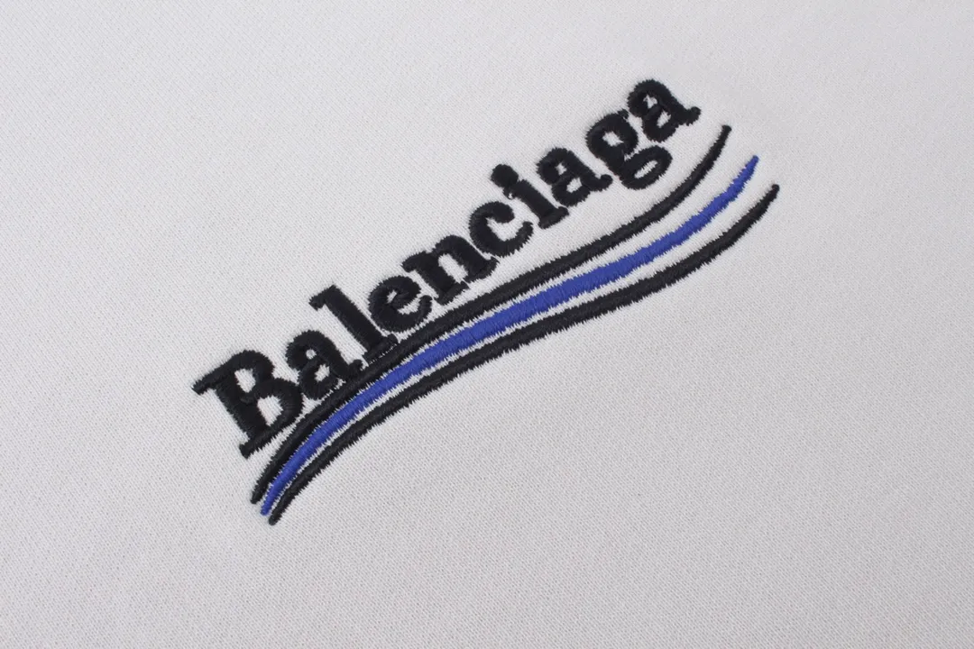 🅿️240 Detailed picture [Top version. Official website quality] BALENCI*GA/Paris #Classic style. Coke embroidered round neck sweatshirt. The fabric is made of Paris ZP custom-woven and dyed cotton sweatshirt. The weight is 450 grams. The cloth surface is clean. The cloth pattern is clear, soft and comfortable. The threads are dyed with no color difference. The classic pattern embroidery uses an imported embroidery machine, and the embroidery thread color is embroidered according to the original color. It is produced according to the pictures in the Jubie market. The letters are clear. The three-dimensional effect is strong. The version adopts the OS loose shoulder version. The same style for men and women. Coding: BL235565 Color: black, white, dark gray, blue, off-white Size: XS S M L