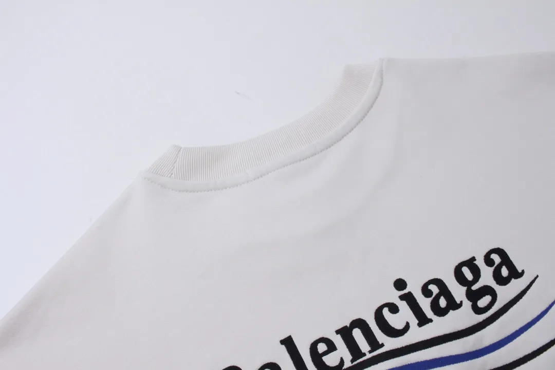 🅿️240 Detailed picture [Top version. Official website quality] BALENCI*GA/Paris #Classic style. Coke embroidered round neck sweatshirt. The fabric is made of Paris ZP custom-woven and dyed cotton sweatshirt. The weight is 450 grams. The cloth surface is clean. The cloth pattern is clear, soft and comfortable. The threads are dyed with no color difference. The classic pattern embroidery uses an imported embroidery machine, and the embroidery thread color is embroidered according to the original color. It is produced according to the pictures in the Jubie market. The letters are clear. The three-dimensional effect is strong. The version adopts the OS loose shoulder version. The same style for men and women. Coding: BL235565 Color: black, white, dark gray, blue, off-white Size: XS S M L