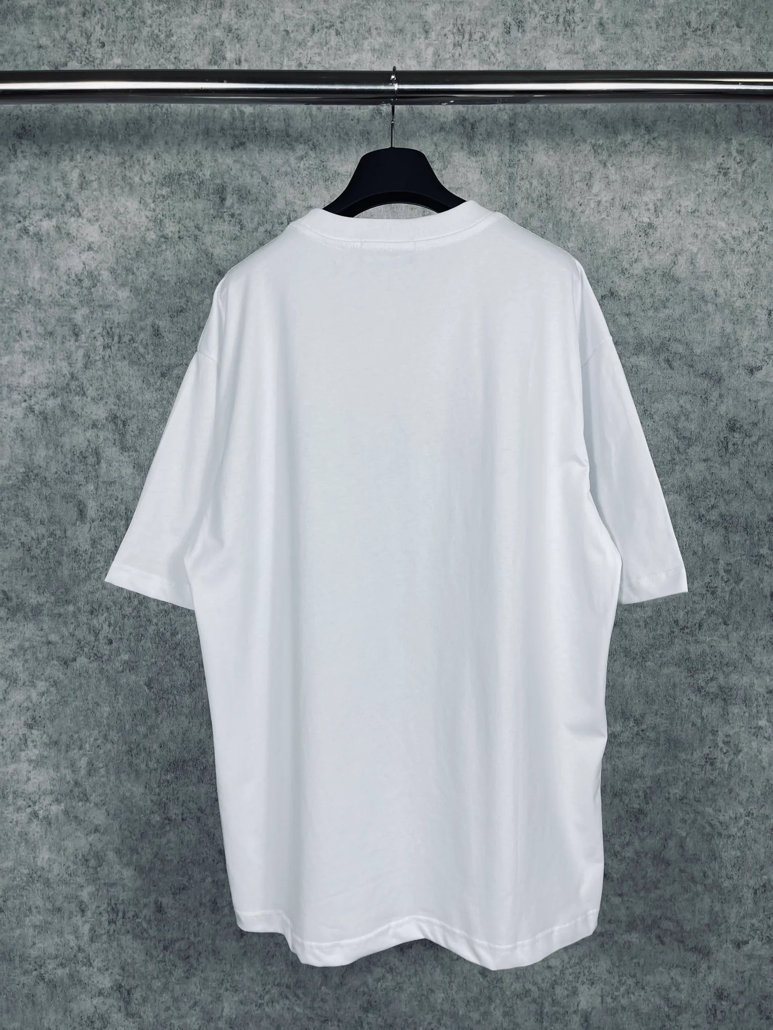 🅿️160 real photos [Top version. Official website quality] BALENCI*GA/Paris. Initialized LOGO printed short-sleeved T-shirt. Brick cabinet synchronization.                       The fabric is made of Paris ZP custom-woven and dyed 100% double yarn compact cotton. The weight is 260 grams. The cloth surface is clean. The cloth pattern is clear, soft and comfortable. The threads are dyed with no color difference. The classic pattern is printed with environmentally friendly imported materials and precision stencils. Three-dimensional effect of pulping. Jubie market ordinary watermark. Restore the brick cabinet. The version adopts the OS loose shoulder version. Same style for men and women. Code: BL223027 Color: Black. White Size: XS S M L