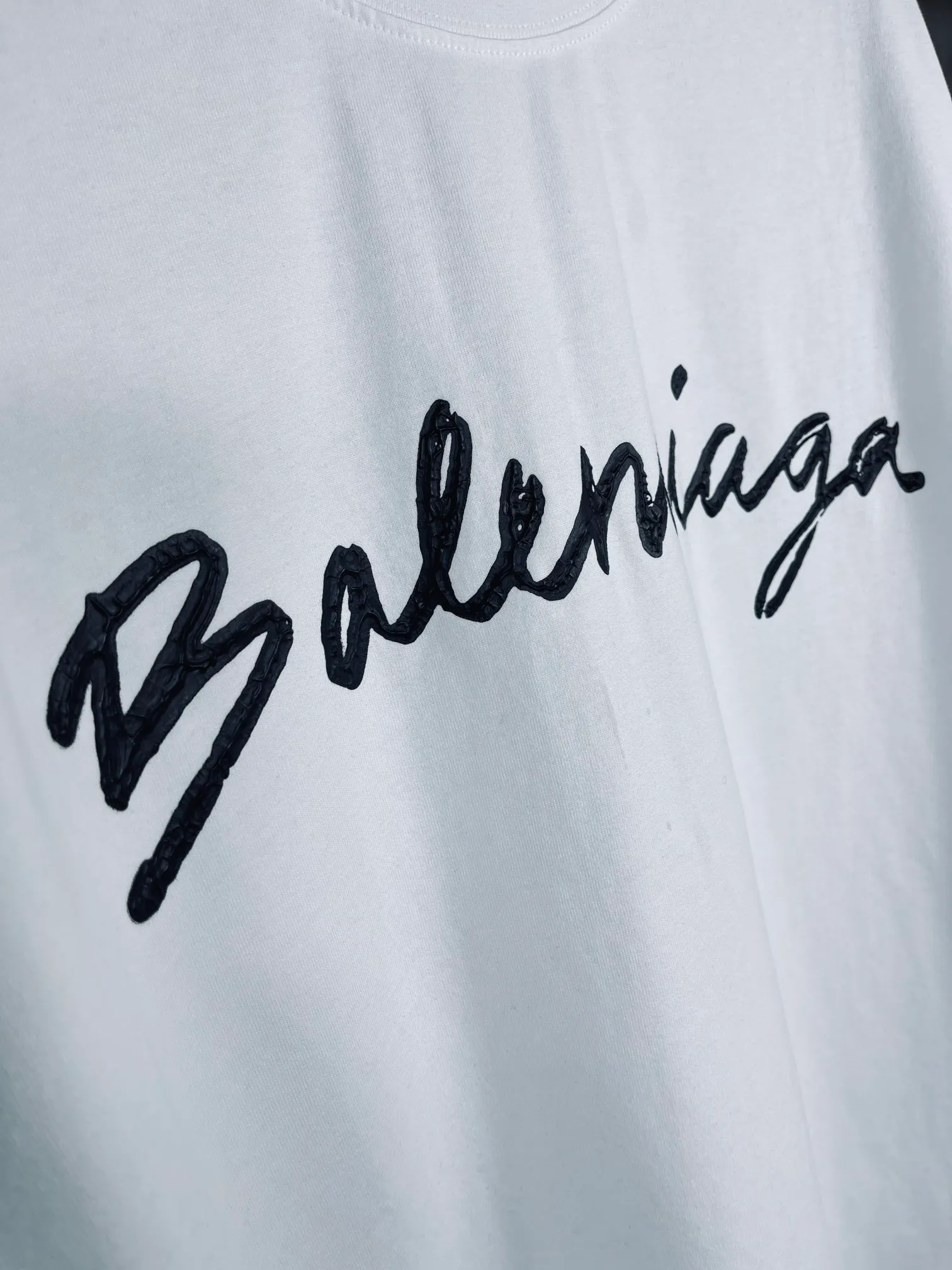 🅿️160 real photos [Top version. Official website quality] BALENCI*GA/Paris. Initialized LOGO printed short-sleeved T-shirt. Brick cabinet synchronization.                       The fabric is made of Paris ZP custom-woven and dyed 100% double yarn compact cotton. The weight is 260 grams. The cloth surface is clean. The cloth pattern is clear, soft and comfortable. The threads are dyed with no color difference. The classic pattern is printed with environmentally friendly imported materials and precision stencils. Three-dimensional effect of pulping. Jubie market ordinary watermark. Restore the brick cabinet. The version adopts the OS loose shoulder version. Same style for men and women. Code: BL223027 Color: Black. White Size: XS S M L