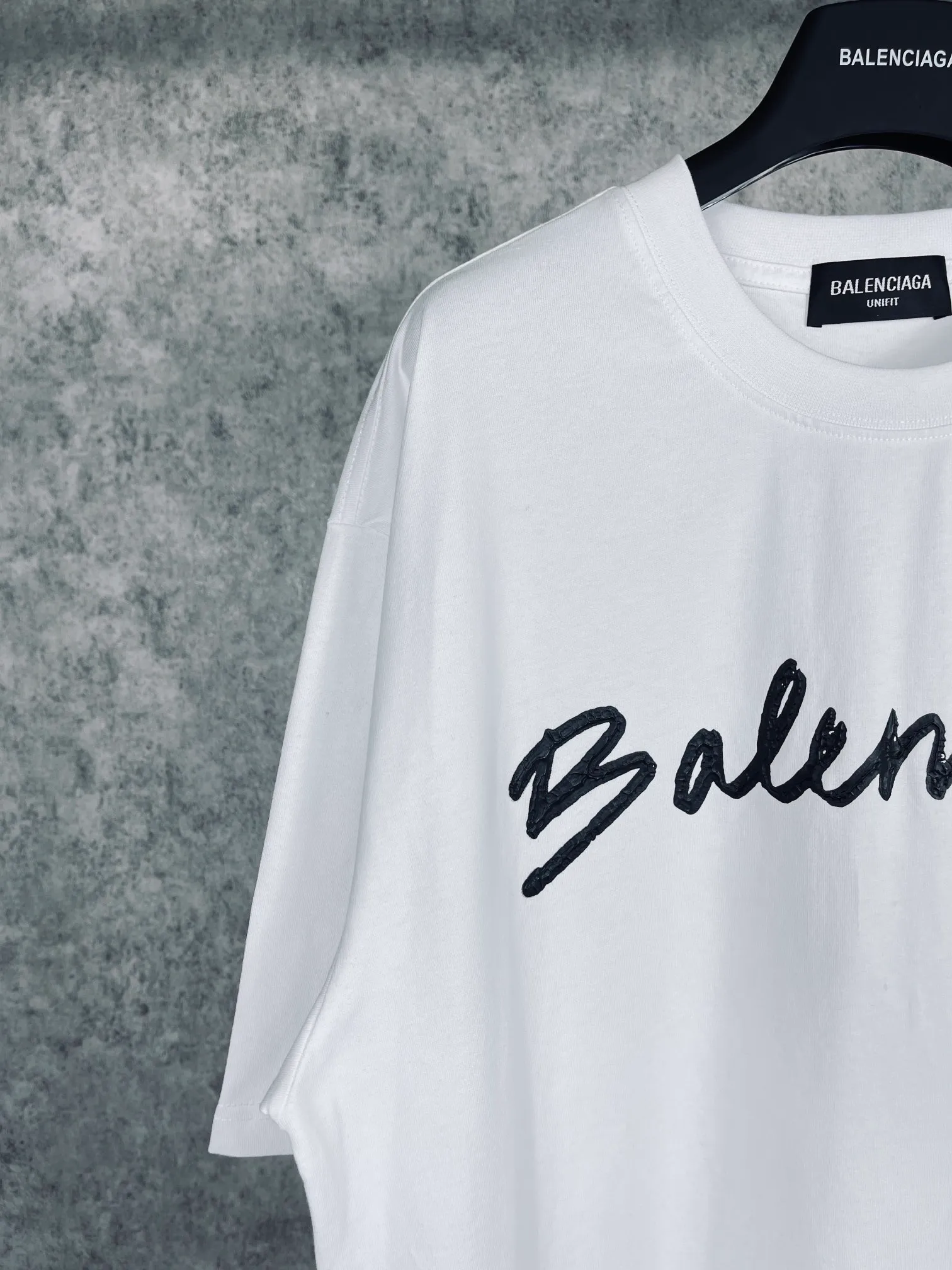 🅿️160 real photos [Top version. Official website quality] BALENCI*GA/Paris. Initialized LOGO printed short-sleeved T-shirt. Brick cabinet synchronization.                       The fabric is made of Paris ZP custom-woven and dyed 100% double yarn compact cotton. The weight is 260 grams. The cloth surface is clean. The cloth pattern is clear, soft and comfortable. The threads are dyed with no color difference. The classic pattern is printed with environmentally friendly imported materials and precision stencils. Three-dimensional effect of pulping. Jubie market ordinary watermark. Restore the brick cabinet. The version adopts the OS loose shoulder version. Same style for men and women. Code: BL223027 Color: Black. White Size: XS S M L