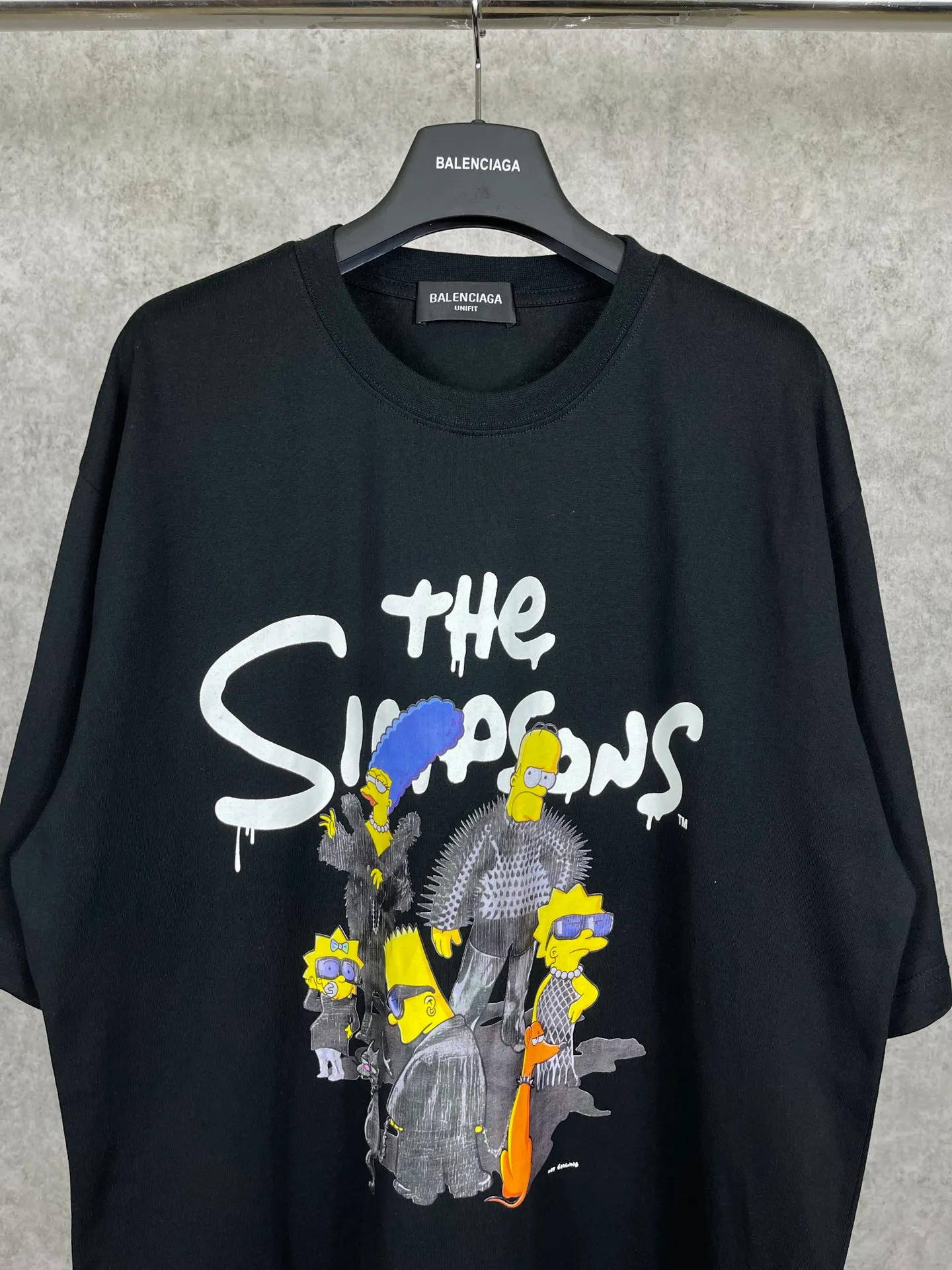 🅿️170 Actual Photos [Top version. Official website quality] BALENCI*GA/Paris. Co-branded model BALENCI*GA.x THE SIMPSONS Simpson co-branded short-sleeved T-shirt. The fabric is made of Paris ZP custom-woven and dyed cotton double yarn. The net weight is 260 grams. The cloth surface is clean. The cloth pattern is clear, soft and comfortable. The threads are dyed with no color difference. The classic pattern is made with Kornit digital direct printing machine, the effect is three-dimensional, the color is aligned with ZP, no burrs, the LOGO is embroidered on the back hem, and the brick cabinet is restored. It is produced in Jubie market based on the pictures. You are welcome to compare the version and use the OS loose shoulder version. Same style for men and women Code: BL223053 Color: Black. White. Blue Size: XS to L