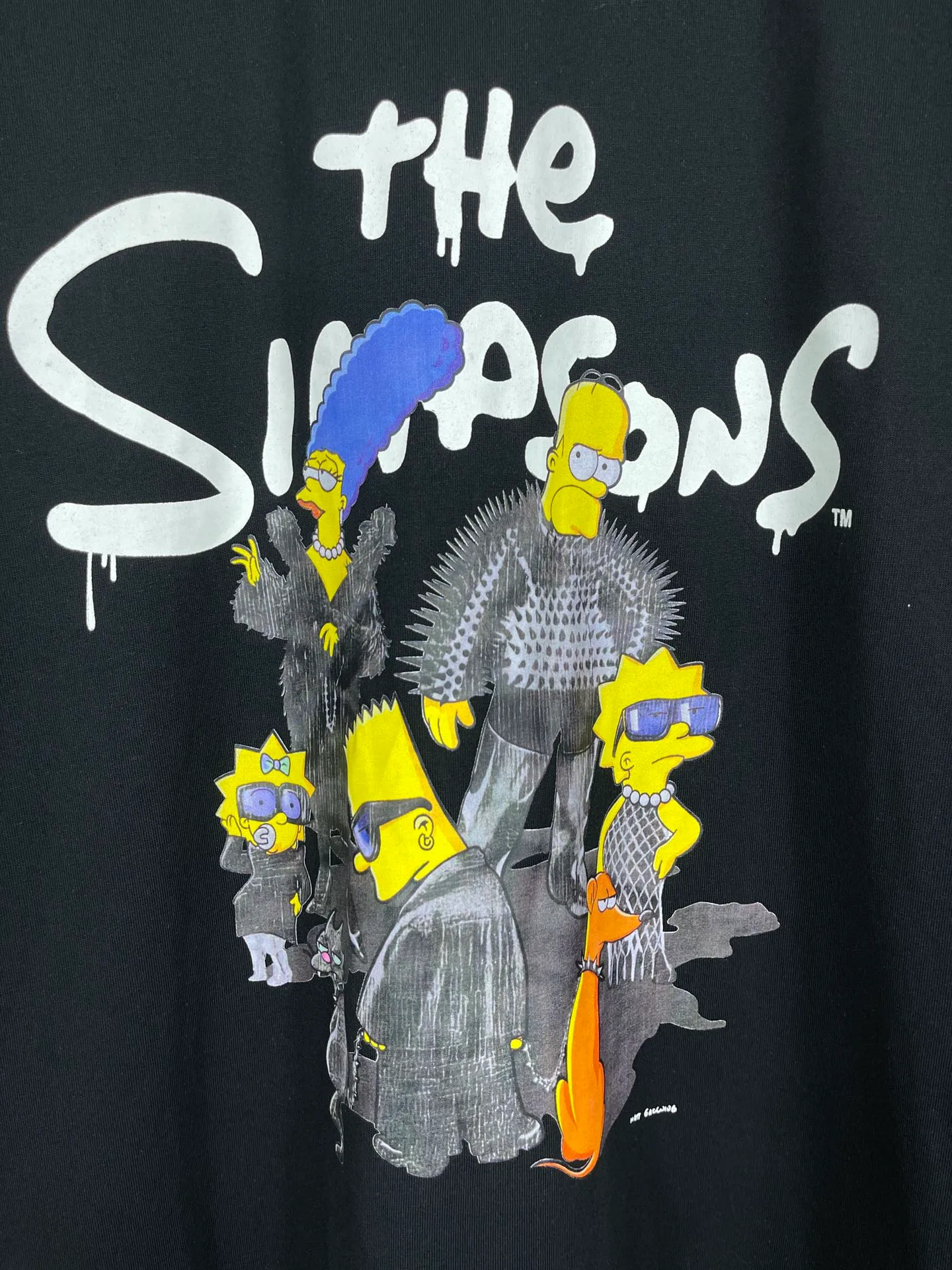 🅿️170 Actual Photos [Top version. Official website quality] BALENCI*GA/Paris. Co-branded model BALENCI*GA.x THE SIMPSONS Simpson co-branded short-sleeved T-shirt. The fabric is made of Paris ZP custom-woven and dyed cotton double yarn. The net weight is 260 grams. The cloth surface is clean. The cloth pattern is clear, soft and comfortable. The threads are dyed with no color difference. The classic pattern is made with Kornit digital direct printing machine, the effect is three-dimensional, the color is aligned with ZP, no burrs, the LOGO is embroidered on the back hem, and the brick cabinet is restored. It is produced in Jubie market based on the pictures. You are welcome to compare the version and use the OS loose shoulder version. Same style for men and women Code: BL223053 Color: Black. White. Blue Size: XS to L