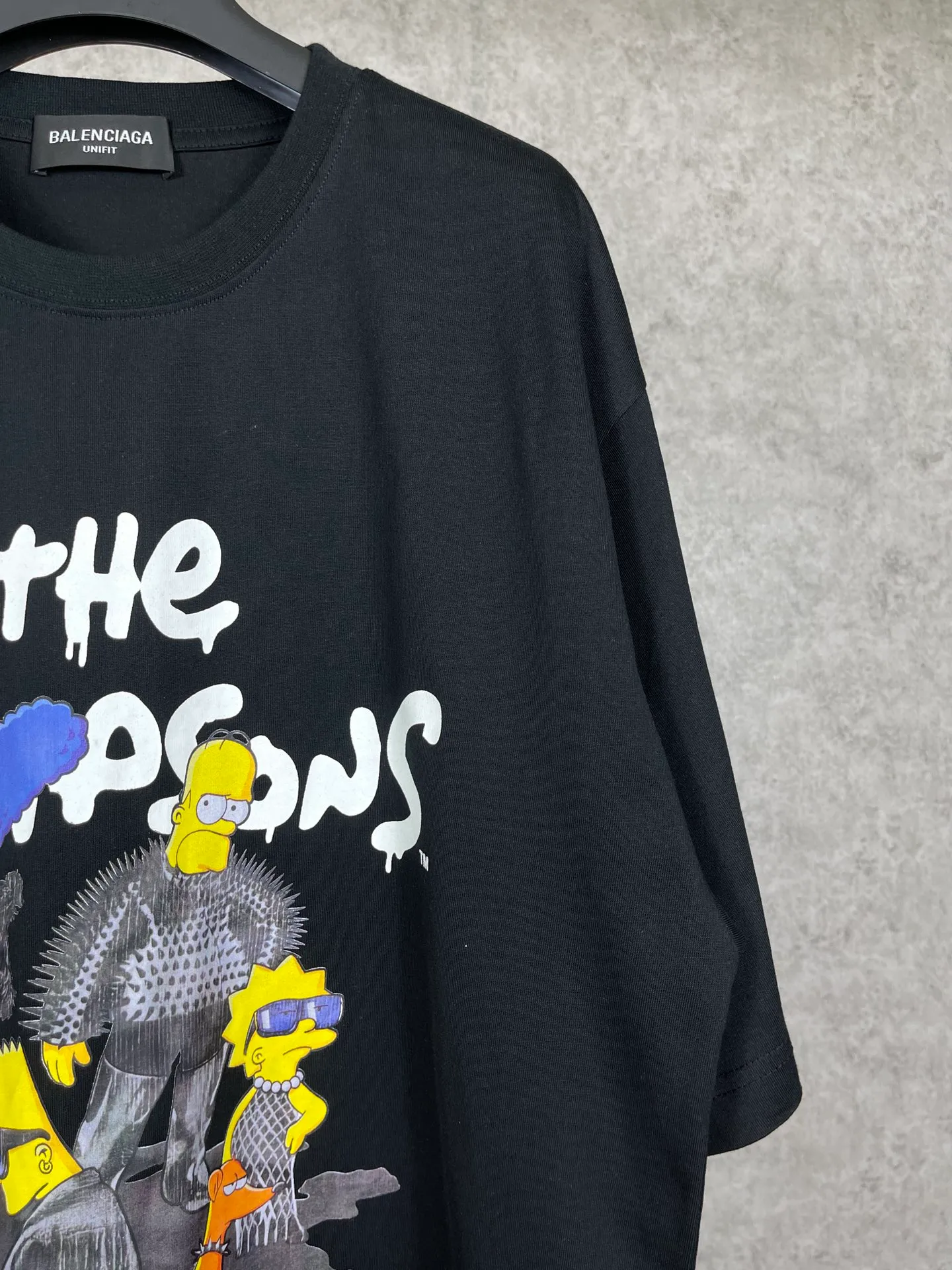 🅿️170 Actual Photos [Top version. Official website quality] BALENCI*GA/Paris. Co-branded model BALENCI*GA.x THE SIMPSONS Simpson co-branded short-sleeved T-shirt. The fabric is made of Paris ZP custom-woven and dyed cotton double yarn. The net weight is 260 grams. The cloth surface is clean. The cloth pattern is clear, soft and comfortable. The threads are dyed with no color difference. The classic pattern is made with Kornit digital direct printing machine, the effect is three-dimensional, the color is aligned with ZP, no burrs, the LOGO is embroidered on the back hem, and the brick cabinet is restored. It is produced in Jubie market based on the pictures. You are welcome to compare the version and use the OS loose shoulder version. Same style for men and women Code: BL223053 Color: Black. White. Blue Size: XS to L