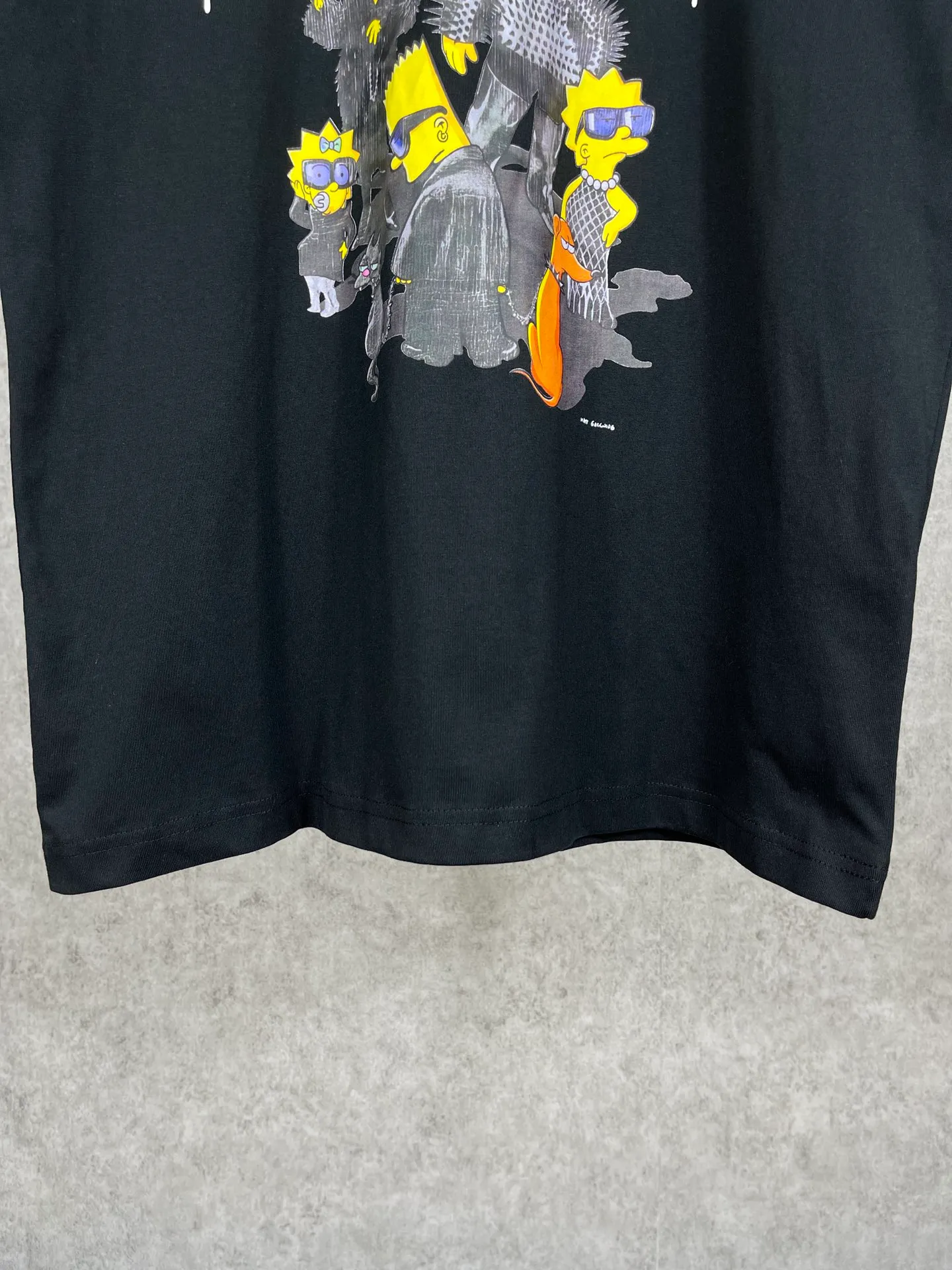 🅿️170 Actual Photos [Top version. Official website quality] BALENCI*GA/Paris. Co-branded model BALENCI*GA.x THE SIMPSONS Simpson co-branded short-sleeved T-shirt. The fabric is made of Paris ZP custom-woven and dyed cotton double yarn. The net weight is 260 grams. The cloth surface is clean. The cloth pattern is clear, soft and comfortable. The threads are dyed with no color difference. The classic pattern is made with Kornit digital direct printing machine, the effect is three-dimensional, the color is aligned with ZP, no burrs, the LOGO is embroidered on the back hem, and the brick cabinet is restored. It is produced in Jubie market based on the pictures. You are welcome to compare the version and use the OS loose shoulder version. Same style for men and women Code: BL223053 Color: Black. White. Blue Size: XS to L