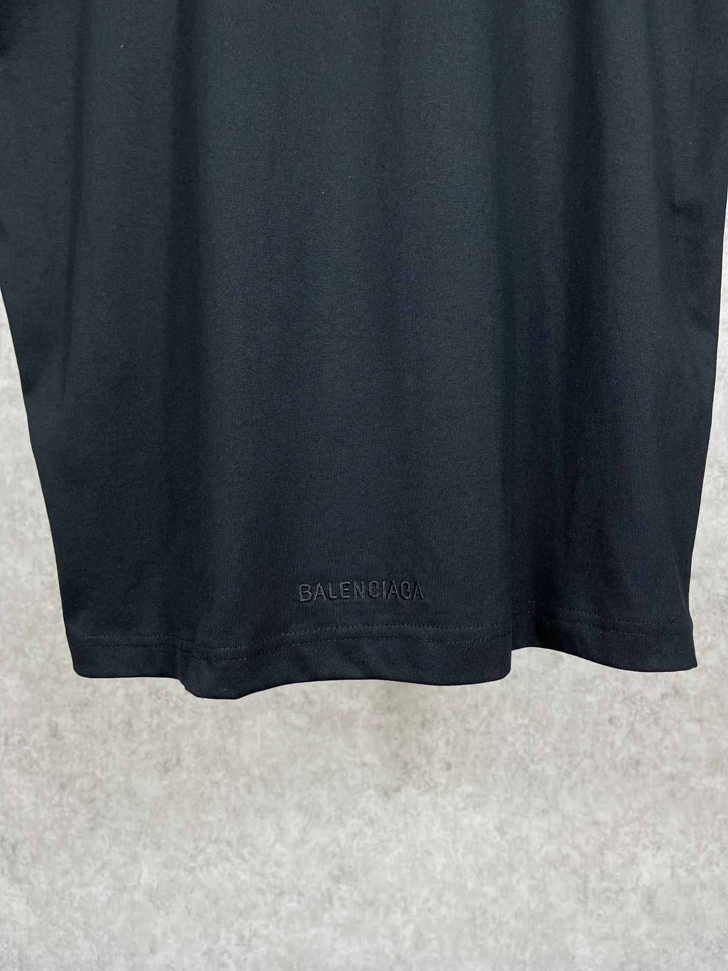 🅿️170 Actual Photos [Top version. Official website quality] BALENCI*GA/Paris. Co-branded model BALENCI*GA.x THE SIMPSONS Simpson co-branded short-sleeved T-shirt. The fabric is made of Paris ZP custom-woven and dyed cotton double yarn. The net weight is 260 grams. The cloth surface is clean. The cloth pattern is clear, soft and comfortable. The threads are dyed with no color difference. The classic pattern is made with Kornit digital direct printing machine, the effect is three-dimensional, the color is aligned with ZP, no burrs, the LOGO is embroidered on the back hem, and the brick cabinet is restored. It is produced in Jubie market based on the pictures. You are welcome to compare the version and use the OS loose shoulder version. Same style for men and women Code: BL223053 Color: Black. White. Blue Size: XS to L