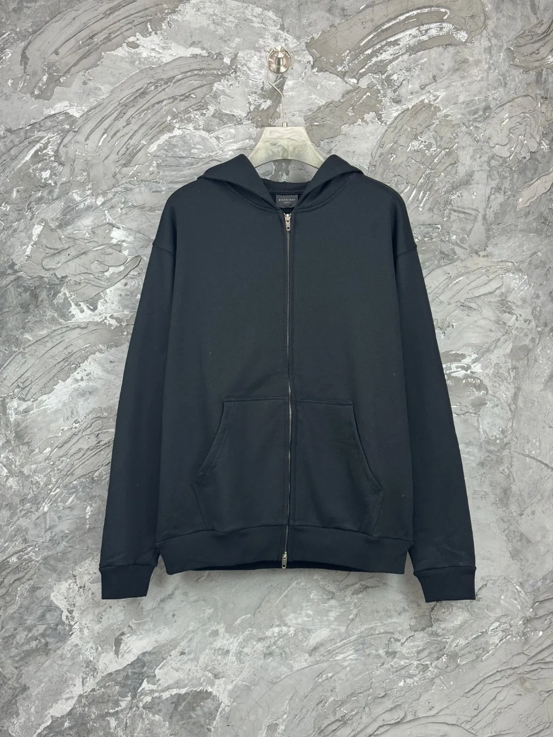 🅿️380 - BALENCI*GA Paris embroidered small letters hooded zipper sweatshirt. The front and back embroidery is finely embroidered by imported Tajima embroidery machines. Customized matching hardware. The letters are clear. The effect is three-dimensional. Exclusively pattern-woven and dyed 460g fabric. Threads are dyed in the same cylinder with zero color difference. Brick cabinet synchronization. Welcome to compare. Same style for men and women -Color: Black -SIZE: Xs S M L Style No. 8983#