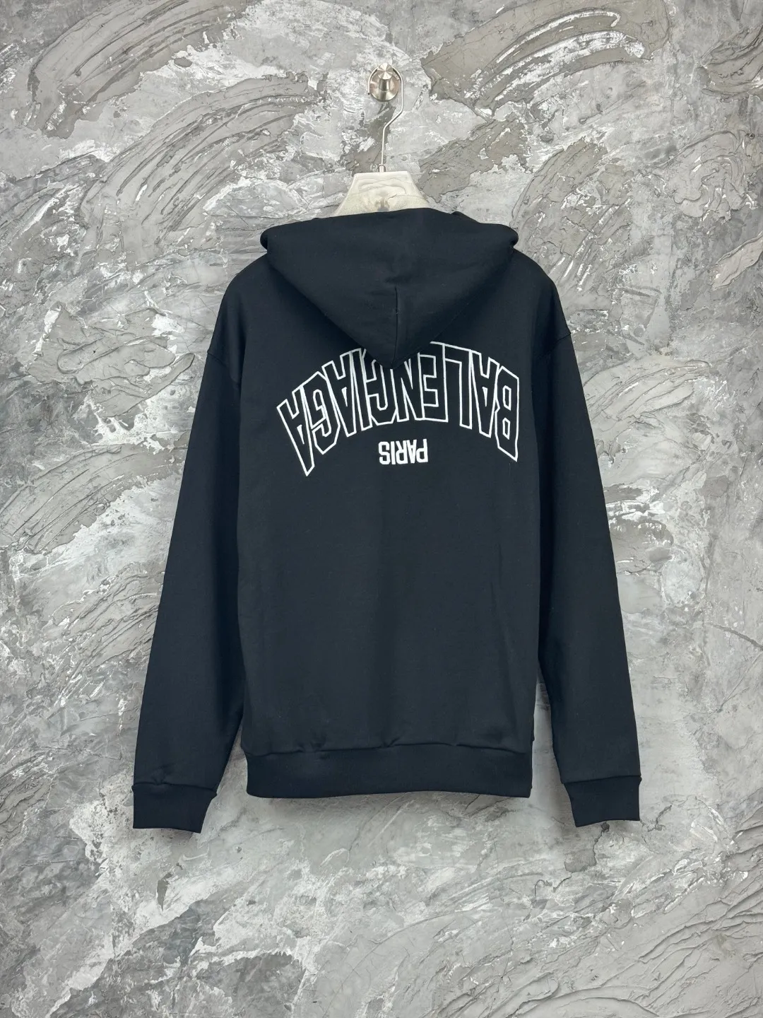 🅿️380 - BALENCI*GA Paris embroidered small letters hooded zipper sweatshirt. The front and back embroidery is finely embroidered by imported Tajima embroidery machines. Customized matching hardware. The letters are clear. The effect is three-dimensional. Exclusively pattern-woven and dyed 460g fabric. Threads are dyed in the same cylinder with zero color difference. Brick cabinet synchronization. Welcome to compare. Same style for men and women -Color: Black -SIZE: Xs S M L Style No. 8983#