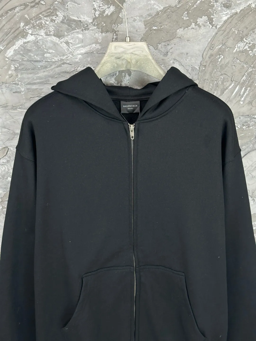 🅿️380 - BALENCI*GA Paris embroidered small letters hooded zipper sweatshirt. The front and back embroidery is finely embroidered by imported Tajima embroidery machines. Customized matching hardware. The letters are clear. The effect is three-dimensional. Exclusively pattern-woven and dyed 460g fabric. Threads are dyed in the same cylinder with zero color difference. Brick cabinet synchronization. Welcome to compare. Same style for men and women -Color: Black -SIZE: Xs S M L Style No. 8983#