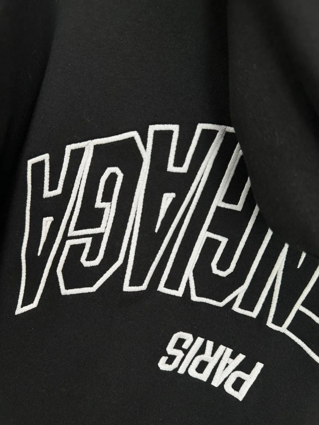 🅿️380 - BALENCI*GA Paris embroidered small letters hooded zipper sweatshirt. The front and back embroidery is finely embroidered by imported Tajima embroidery machines. Customized matching hardware. The letters are clear. The effect is three-dimensional. Exclusively pattern-woven and dyed 460g fabric. Threads are dyed in the same cylinder with zero color difference. Brick cabinet synchronization. Welcome to compare. Same style for men and women -Color: Black -SIZE: Xs S M L Style No. 8983#