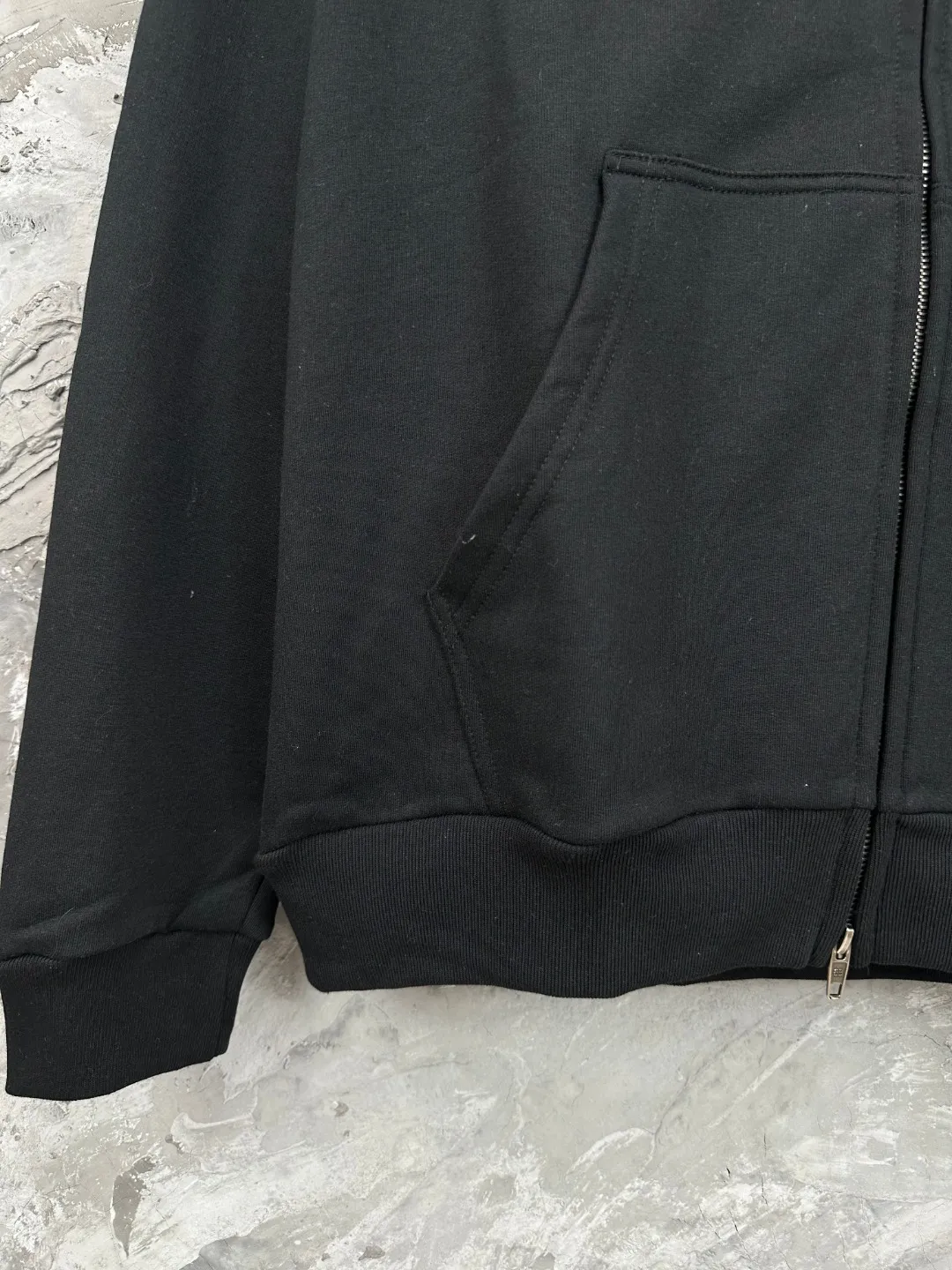 🅿️380 - BALENCI*GA Paris embroidered small letters hooded zipper sweatshirt. The front and back embroidery is finely embroidered by imported Tajima embroidery machines. Customized matching hardware. The letters are clear. The effect is three-dimensional. Exclusively pattern-woven and dyed 460g fabric. Threads are dyed in the same cylinder with zero color difference. Brick cabinet synchronization. Welcome to compare. Same style for men and women -Color: Black -SIZE: Xs S M L Style No. 8983#