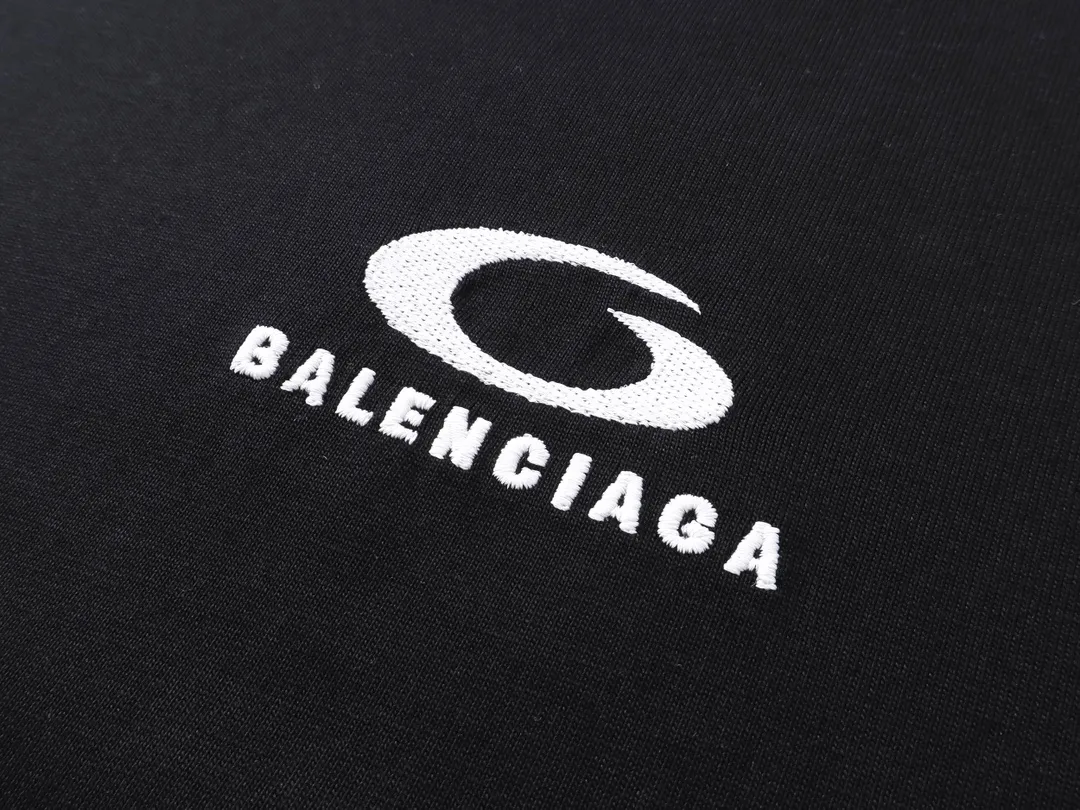 🅿️194 Real photos [Top version. Official website quality] BALENCI*GA/Paris #2025 new LOOP SPORTS letter LOGO short-sleeved T-shirt with embroidery on the chest. The ready-made garment is stitched on the reverse side, full of design. Welcome to compare. The fabric is made of Paris ZP custom-woven and dyed cotton double yarn, weight 260 grams, clean cloth surface, clear cloth pattern, soft and comfortable. The threads are dyed with no color difference. The classic letter LOGO is embroidered using imported Tajima embroidery machine. The letters are clear and the effect is three-dimensional. Restore the brick cabinet, adopt OS loose shoulder style. Same style for men and women. Code: BL253616 Color: Black Size: XS S M L