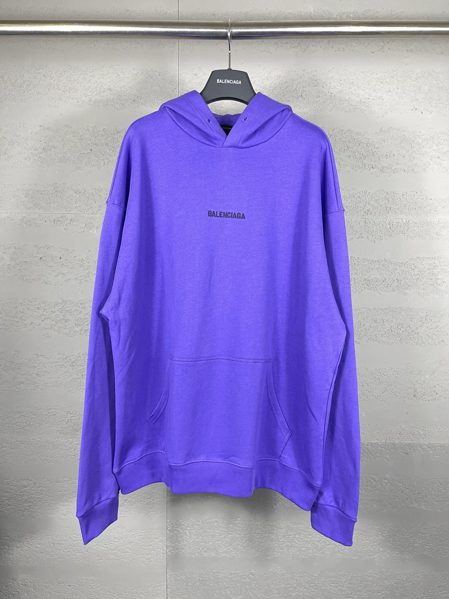 🅿️300 real photos [Top version. Official website quality] BALENCI*GA/Paris#Classic style. Classic letter embroidered long-sleeved hooded sweatshirt on the front and back. 2023 autumn and winter brick cabinet synchronization.                       The fabric is made of Paris ZP custom-woven and dyed cotton double yarn David coat. The weight is 450 grams. The cloth surface is clean. The cloth pattern is clear, soft and comfortable. The threads are dyed with no color difference. The classic letters are embroidered with an imported Tajima embroidery machine. The letters are clear and the effect is three-dimensional, restoring the brick cabinet. The version adopts the OS loose shoulder style. The same style for men and women. Coding: BL238039 Color: black, ash, purple, khaki, off-white Size: XS S M L