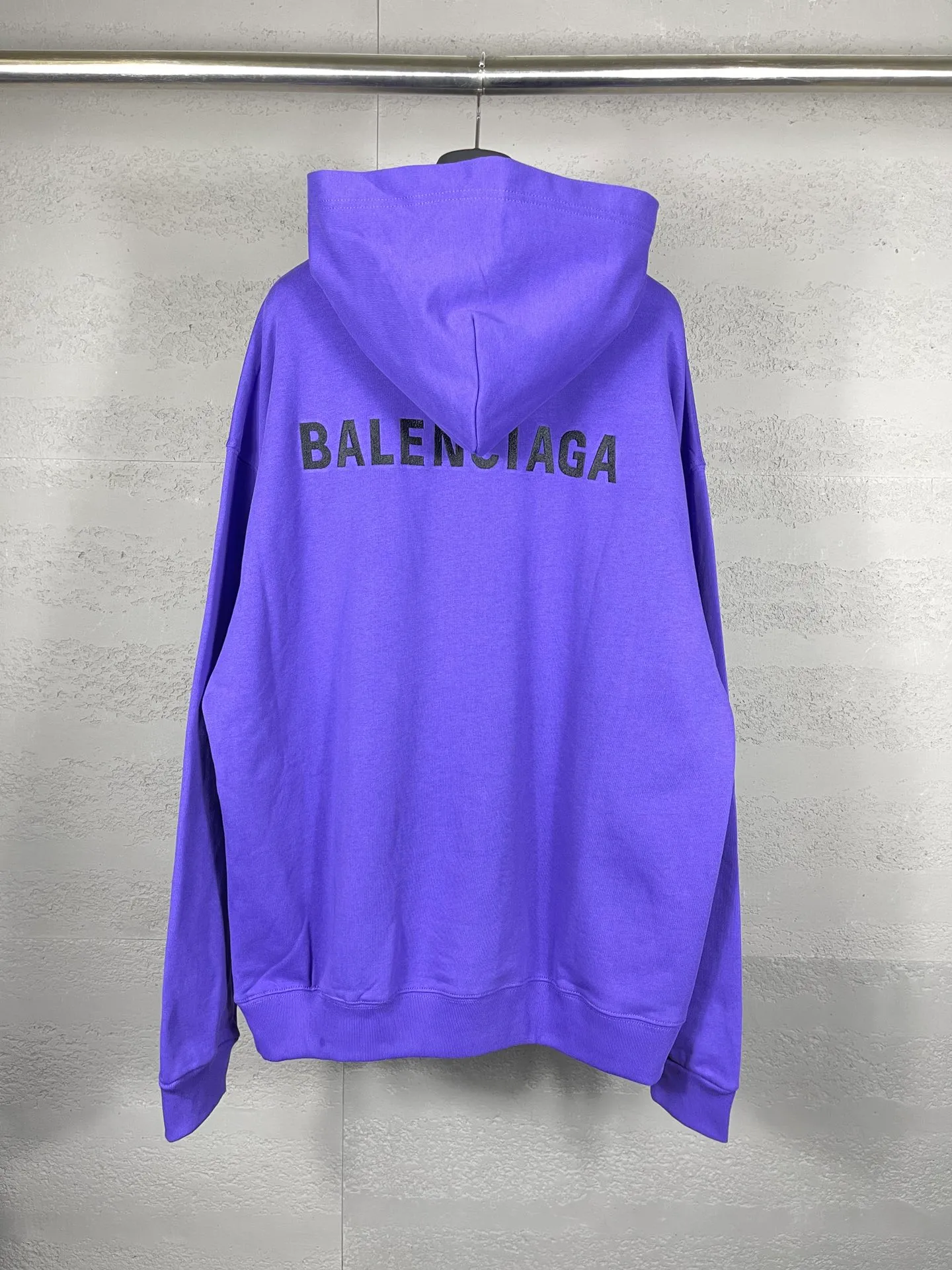 🅿️300 real photos [Top version. Official website quality] BALENCI*GA/Paris#Classic style. Classic letter embroidered long-sleeved hooded sweatshirt on the front and back. 2023 autumn and winter brick cabinet synchronization.                       The fabric is made of Paris ZP custom-woven and dyed cotton double yarn David coat. The weight is 450 grams. The cloth surface is clean. The cloth pattern is clear, soft and comfortable. The threads are dyed with no color difference. The classic letters are embroidered with an imported Tajima embroidery machine. The letters are clear and the effect is three-dimensional, restoring the brick cabinet. The version adopts the OS loose shoulder style. The same style for men and women. Coding: BL238039 Color: black, ash, purple, khaki, off-white Size: XS S M L