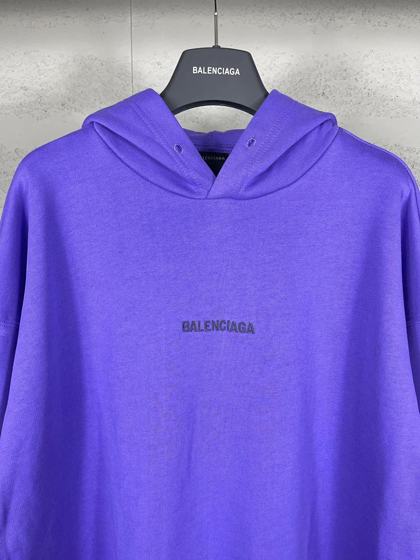 🅿️300 real photos [Top version. Official website quality] BALENCI*GA/Paris#Classic style. Classic letter embroidered long-sleeved hooded sweatshirt on the front and back. 2023 autumn and winter brick cabinet synchronization.                       The fabric is made of Paris ZP custom-woven and dyed cotton double yarn David coat. The weight is 450 grams. The cloth surface is clean. The cloth pattern is clear, soft and comfortable. The threads are dyed with no color difference. The classic letters are embroidered with an imported Tajima embroidery machine. The letters are clear and the effect is three-dimensional, restoring the brick cabinet. The version adopts the OS loose shoulder style. The same style for men and women. Coding: BL238039 Color: black, ash, purple, khaki, off-white Size: XS S M L