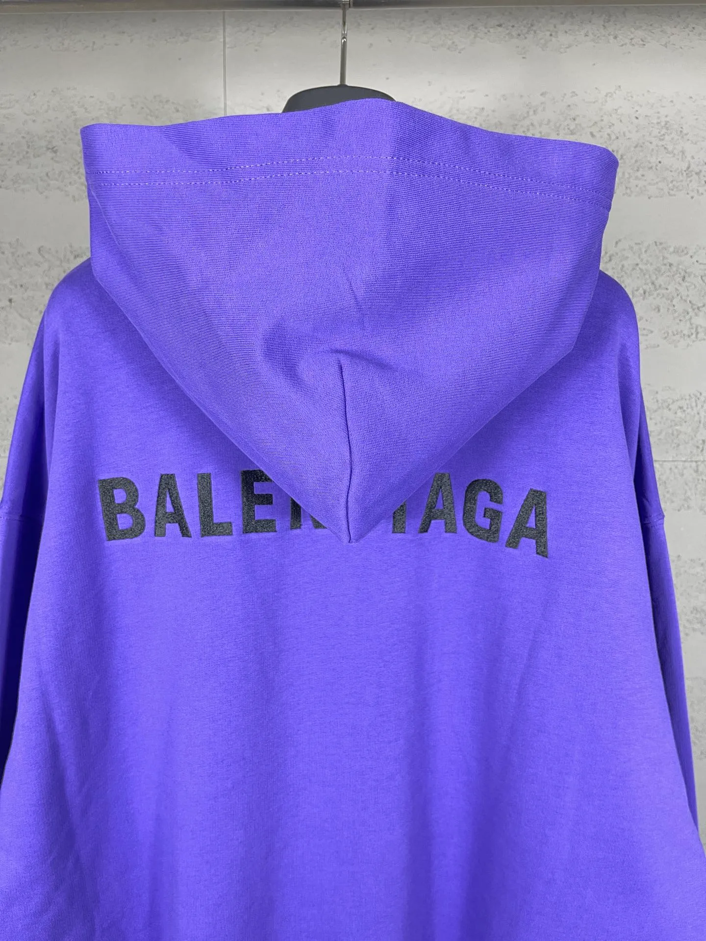 🅿️300 real photos [Top version. Official website quality] BALENCI*GA/Paris#Classic style. Classic letter embroidered long-sleeved hooded sweatshirt on the front and back. 2023 autumn and winter brick cabinet synchronization.                       The fabric is made of Paris ZP custom-woven and dyed cotton double yarn David coat. The weight is 450 grams. The cloth surface is clean. The cloth pattern is clear, soft and comfortable. The threads are dyed with no color difference. The classic letters are embroidered with an imported Tajima embroidery machine. The letters are clear and the effect is three-dimensional, restoring the brick cabinet. The version adopts the OS loose shoulder style. The same style for men and women. Coding: BL238039 Color: black, ash, purple, khaki, off-white Size: XS S M L