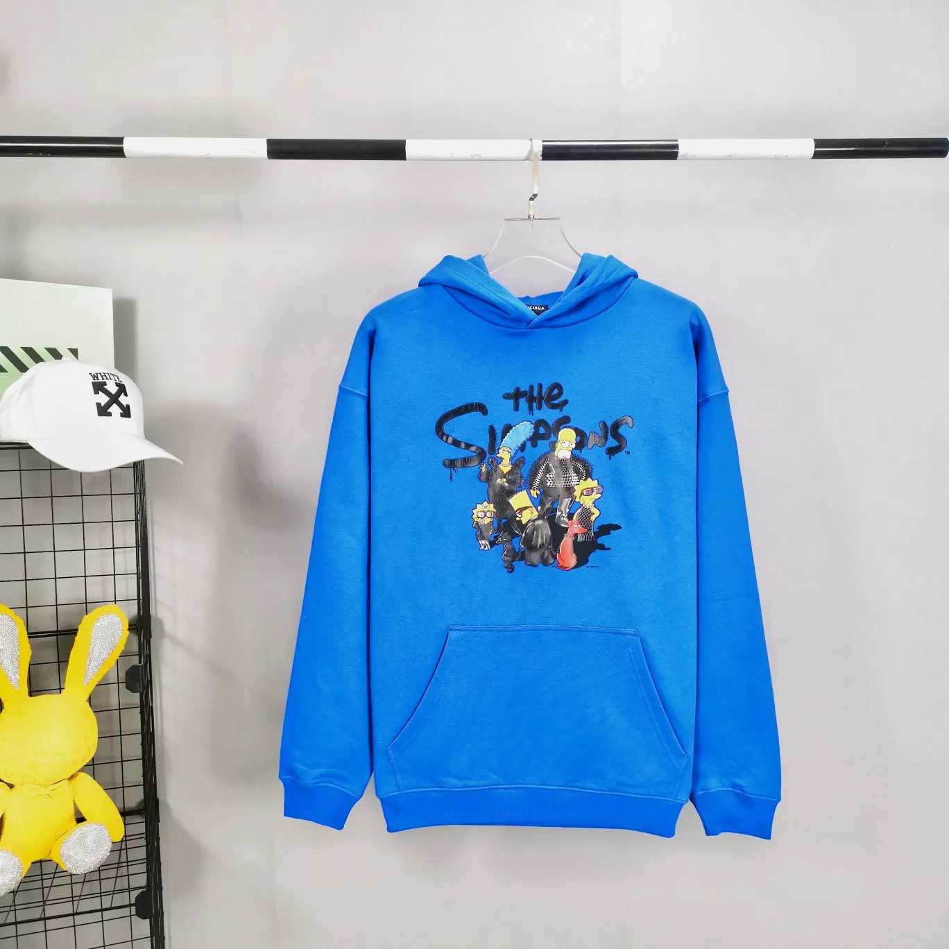The top tested version for spring and autumn Balenciaga BALENCIAGA The Simpsons cartoon pattern burst pattern pure cotton loose loose hooded sweatshirt for men and women couples. The process uses Kangli printing cracking effect. The front panel printing glue bursting effect uses imported transparent slurry to scrape the bottom to make the printing bursting feel uniform. (PS: If this process is missing, the printing will easily fall off in large areas after cracking.) The embroidery at the hem uses a Tajima embroidery machine imported from Japan, which makes the size and spacing of the letters even, and the hollows of the letters will not be filled. Precise craftsmanship, full of details. The fabric is made of 520g crystal composite fleece cotton, brand new, washed, and labeled. Genuine products are consistent and synchronized, and coded authentic products are consistent and synchronized. Top tested version, accurate and flawless.  Color: White Blue Black Size: XS-L P:520