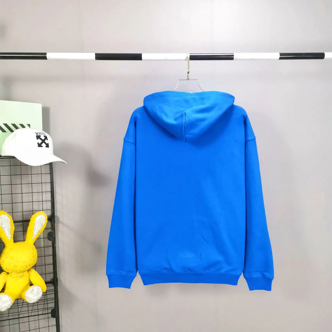 The top tested version for spring and autumn Balenciaga BALENCIAGA The Simpsons cartoon pattern burst pattern pure cotton loose loose hooded sweatshirt for men and women couples. The process uses Kangli printing cracking effect. The front panel printing glue bursting effect uses imported transparent slurry to scrape the bottom to make the printing bursting feel uniform. (PS: If this process is missing, the printing will easily fall off in large areas after cracking.) The embroidery at the hem uses a Tajima embroidery machine imported from Japan, which makes the size and spacing of the letters even, and the hollows of the letters will not be filled. Precise craftsmanship, full of details. The fabric is made of 520g crystal composite fleece cotton, brand new, washed, and labeled. Genuine products are consistent and synchronized, and coded authentic products are consistent and synchronized. Top tested version, accurate and flawless.  Color: White Blue Black Size: XS-L P:520