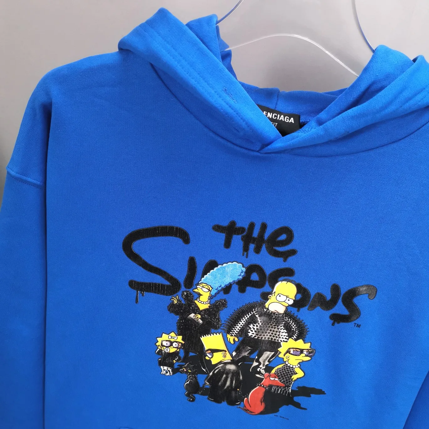 The top tested version for spring and autumn Balenciaga BALENCIAGA The Simpsons cartoon pattern burst pattern pure cotton loose loose hooded sweatshirt for men and women couples. The process uses Kangli printing cracking effect. The front panel printing glue bursting effect uses imported transparent slurry to scrape the bottom to make the printing bursting feel uniform. (PS: If this process is missing, the printing will easily fall off in large areas after cracking.) The embroidery at the hem uses a Tajima embroidery machine imported from Japan, which makes the size and spacing of the letters even, and the hollows of the letters will not be filled. Precise craftsmanship, full of details. The fabric is made of 520g crystal composite fleece cotton, brand new, washed, and labeled. Genuine products are consistent and synchronized, and coded authentic products are consistent and synchronized. Top tested version, accurate and flawless.  Color: White Blue Black Size: XS-L P:520