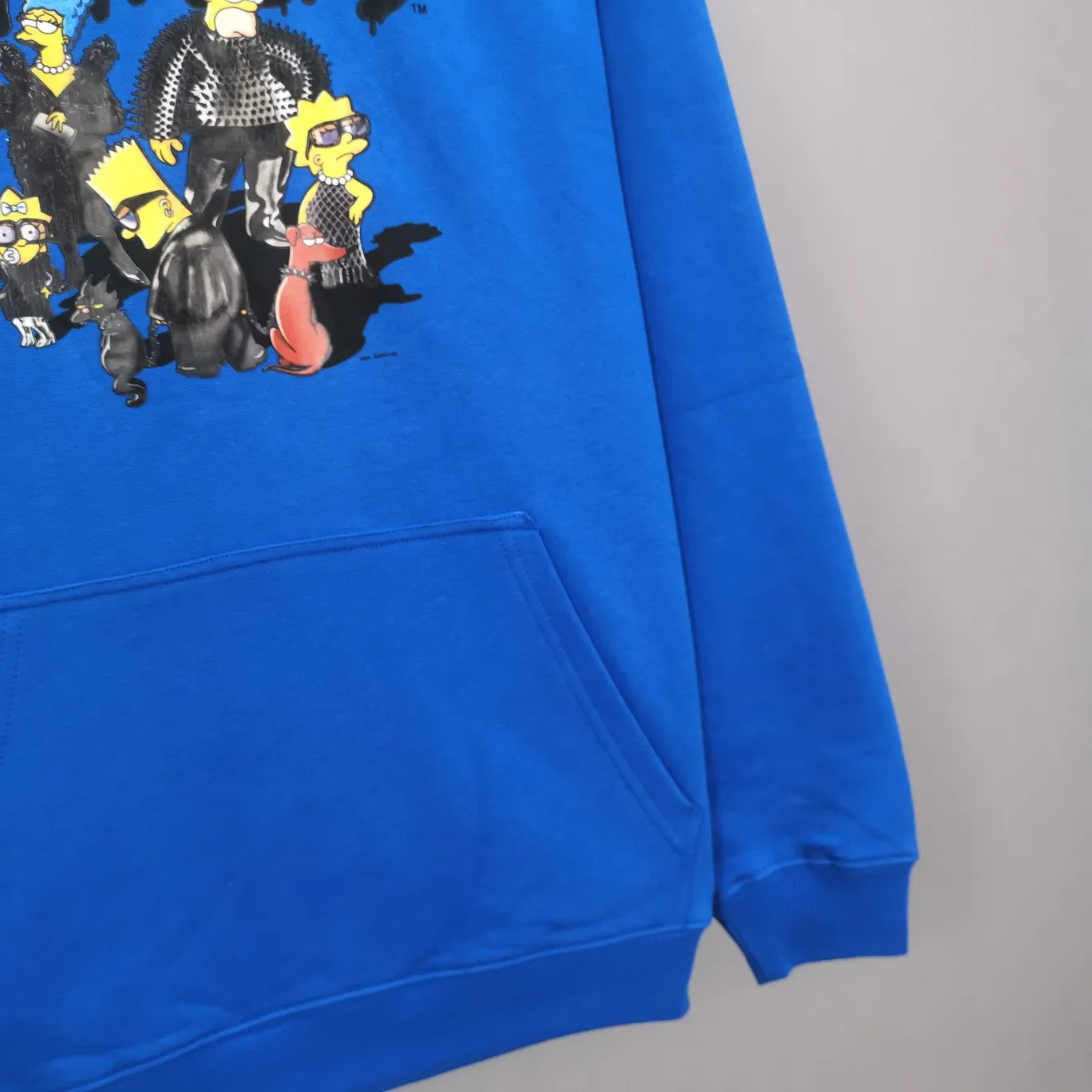 The top tested version for spring and autumn Balenciaga BALENCIAGA The Simpsons cartoon pattern burst pattern pure cotton loose loose hooded sweatshirt for men and women couples. The process uses Kangli printing cracking effect. The front panel printing glue bursting effect uses imported transparent slurry to scrape the bottom to make the printing bursting feel uniform. (PS: If this process is missing, the printing will easily fall off in large areas after cracking.) The embroidery at the hem uses a Tajima embroidery machine imported from Japan, which makes the size and spacing of the letters even, and the hollows of the letters will not be filled. Precise craftsmanship, full of details. The fabric is made of 520g crystal composite fleece cotton, brand new, washed, and labeled. Genuine products are consistent and synchronized, and coded authentic products are consistent and synchronized. Top tested version, accurate and flawless.  Color: White Blue Black Size: XS-L P:520