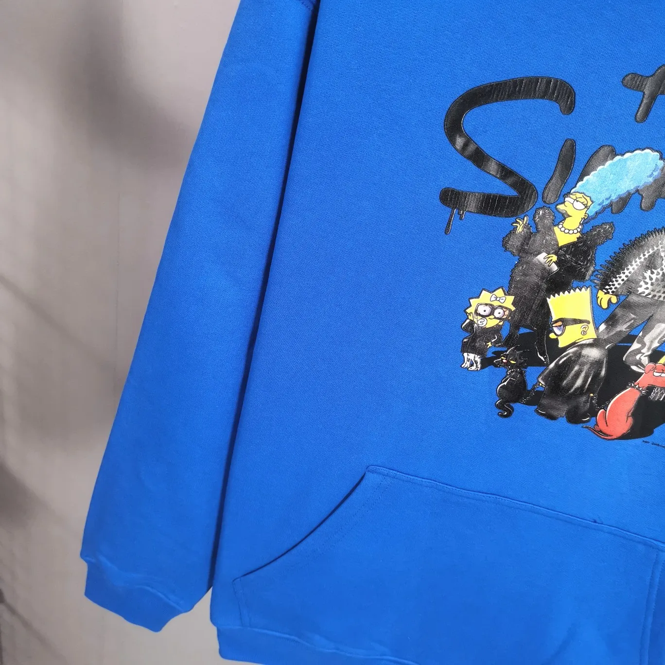 The top tested version for spring and autumn Balenciaga BALENCIAGA The Simpsons cartoon pattern burst pattern pure cotton loose loose hooded sweatshirt for men and women couples. The process uses Kangli printing cracking effect. The front panel printing glue bursting effect uses imported transparent slurry to scrape the bottom to make the printing bursting feel uniform. (PS: If this process is missing, the printing will easily fall off in large areas after cracking.) The embroidery at the hem uses a Tajima embroidery machine imported from Japan, which makes the size and spacing of the letters even, and the hollows of the letters will not be filled. Precise craftsmanship, full of details. The fabric is made of 520g crystal composite fleece cotton, brand new, washed, and labeled. Genuine products are consistent and synchronized, and coded authentic products are consistent and synchronized. Top tested version, accurate and flawless.  Color: White Blue Black Size: XS-L P:520