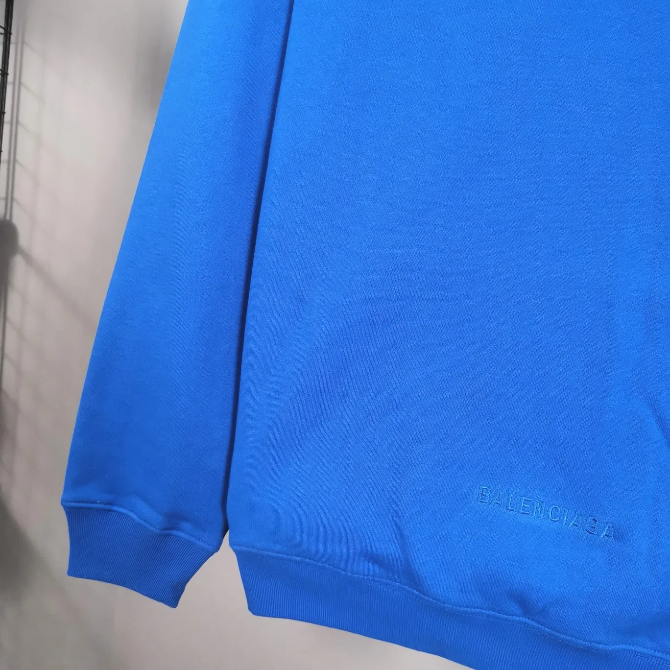 The top tested version for spring and autumn Balenciaga BALENCIAGA The Simpsons cartoon pattern burst pattern pure cotton loose loose hooded sweatshirt for men and women couples. The process uses Kangli printing cracking effect. The front panel printing glue bursting effect uses imported transparent slurry to scrape the bottom to make the printing bursting feel uniform. (PS: If this process is missing, the printing will easily fall off in large areas after cracking.) The embroidery at the hem uses a Tajima embroidery machine imported from Japan, which makes the size and spacing of the letters even, and the hollows of the letters will not be filled. Precise craftsmanship, full of details. The fabric is made of 520g crystal composite fleece cotton, brand new, washed, and labeled. Genuine products are consistent and synchronized, and coded authentic products are consistent and synchronized. Top tested version, accurate and flawless.  Color: White Blue Black Size: XS-L P:520