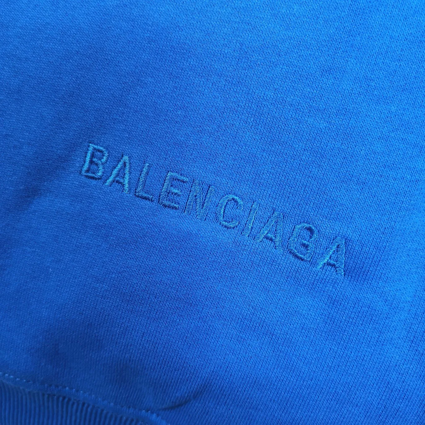 The top tested version for spring and autumn Balenciaga BALENCIAGA The Simpsons cartoon pattern burst pattern pure cotton loose loose hooded sweatshirt for men and women couples. The process uses Kangli printing cracking effect. The front panel printing glue bursting effect uses imported transparent slurry to scrape the bottom to make the printing bursting feel uniform. (PS: If this process is missing, the printing will easily fall off in large areas after cracking.) The embroidery at the hem uses a Tajima embroidery machine imported from Japan, which makes the size and spacing of the letters even, and the hollows of the letters will not be filled. Precise craftsmanship, full of details. The fabric is made of 520g crystal composite fleece cotton, brand new, washed, and labeled. Genuine products are consistent and synchronized, and coded authentic products are consistent and synchronized. Top tested version, accurate and flawless.  Color: White Blue Black Size: XS-L P:520