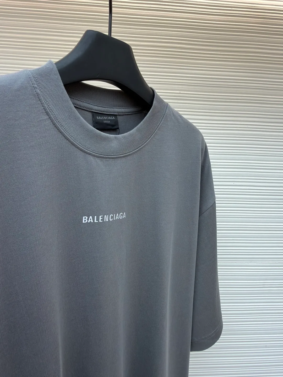 Balenciaga logo reflective short sleeves ●Original version: Purchased and developed by 6215 ●Item No.: 1682445-A00 ●Fabric: Double yarn cotton plain fabric ●Technology: Reflective heat transfer ●Color: Gray ●Version: Loose version ●Weight: about 365 grams ●Size: It is an elegance tempered by time. It is embellished with Balenciaga logo letters on the front and back to increase brand recognition. It lights up fashion with reflective charm, is eye-catching and dazzling, and fully explains the power and personality. The reflective heat transfer process cleverly combines the characteristics of heat transfer and reflective materials. The customized reflective materials are attached to the fabric through heat pressing. The unique reflective effect highlights the visual effect. The fabrics are washed and have a better hand feel and texture. It is not easy to deform, shrink or fade, and maintains long-term beauty. The overall wiring is straight and delicate, the fabric is comfortable and soft, and the color is consistent without color difference. It can be matched with the same style to create a fashionable look and control various occasions. Customized accessories, complete with three standards, same style for men and women!