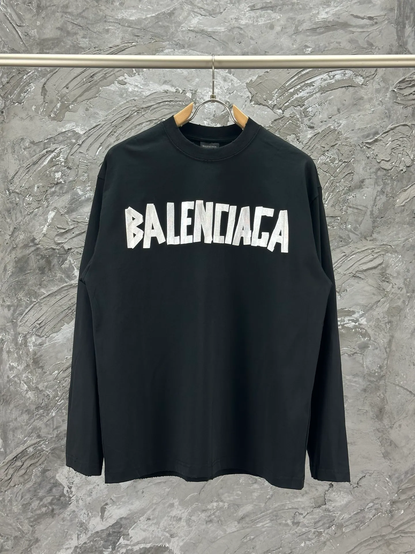 🅿️250 - BALENCI*GA Paris tape series printed washed distressed long sleeves. The fabric is made of 280g Paris-specific double yarns * high weight 1:1 double yarn rib. The front and rear panels are made of imported Kornit machine direct-injection printing technology. Old-fashioned + multi-position cutting and wear-making process. Two high-temperature shaping washes. os dropped shoulders, loose version, same style for men and women -Color: off-white, iron gray, burgundy, green, black blue, fog blue -SIZE: XS S M L style number 8602#