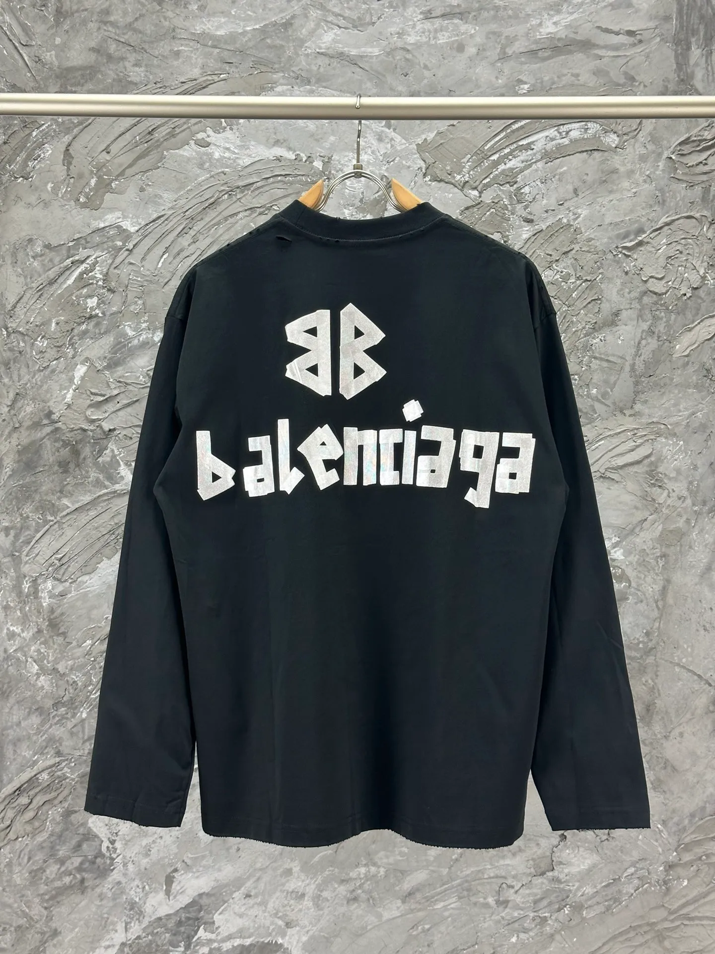 🅿️250 - BALENCI*GA Paris tape series printed washed distressed long sleeves. The fabric is made of 280g Paris-specific double yarns * high weight 1:1 double yarn rib. The front and rear panels are made of imported Kornit machine direct-injection printing technology. Old-fashioned + multi-position cutting and wear-making process. Two high-temperature shaping washes. os dropped shoulders, loose version, same style for men and women -Color: off-white, iron gray, burgundy, green, black blue, fog blue -SIZE: XS S M L style number 8602#
