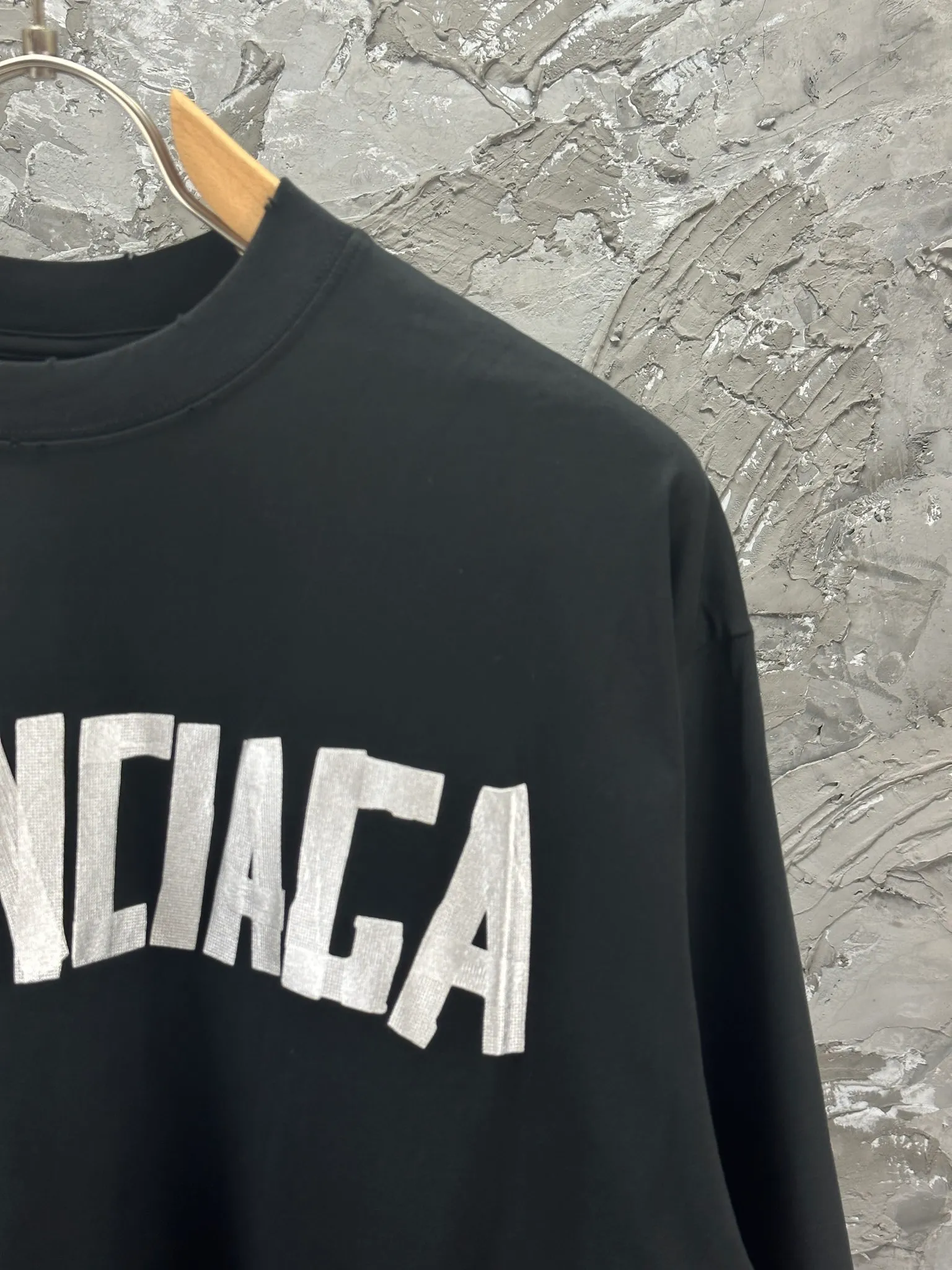 🅿️250 - BALENCI*GA Paris tape series printed washed distressed long sleeves. The fabric is made of 280g Paris-specific double yarns * high weight 1:1 double yarn rib. The front and rear panels are made of imported Kornit machine direct-injection printing technology. Old-fashioned + multi-position cutting and wear-making process. Two high-temperature shaping washes. os dropped shoulders, loose version, same style for men and women -Color: off-white, iron gray, burgundy, green, black blue, fog blue -SIZE: XS S M L style number 8602#