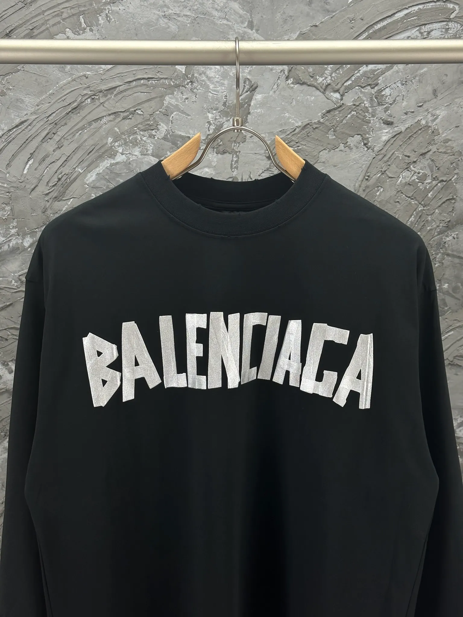 🅿️250 - BALENCI*GA Paris tape series printed washed distressed long sleeves. The fabric is made of 280g Paris-specific double yarns * high weight 1:1 double yarn rib. The front and rear panels are made of imported Kornit machine direct-injection printing technology. Old-fashioned + multi-position cutting and wear-making process. Two high-temperature shaping washes. os dropped shoulders, loose version, same style for men and women -Color: off-white, iron gray, burgundy, green, black blue, fog blue -SIZE: XS S M L style number 8602#