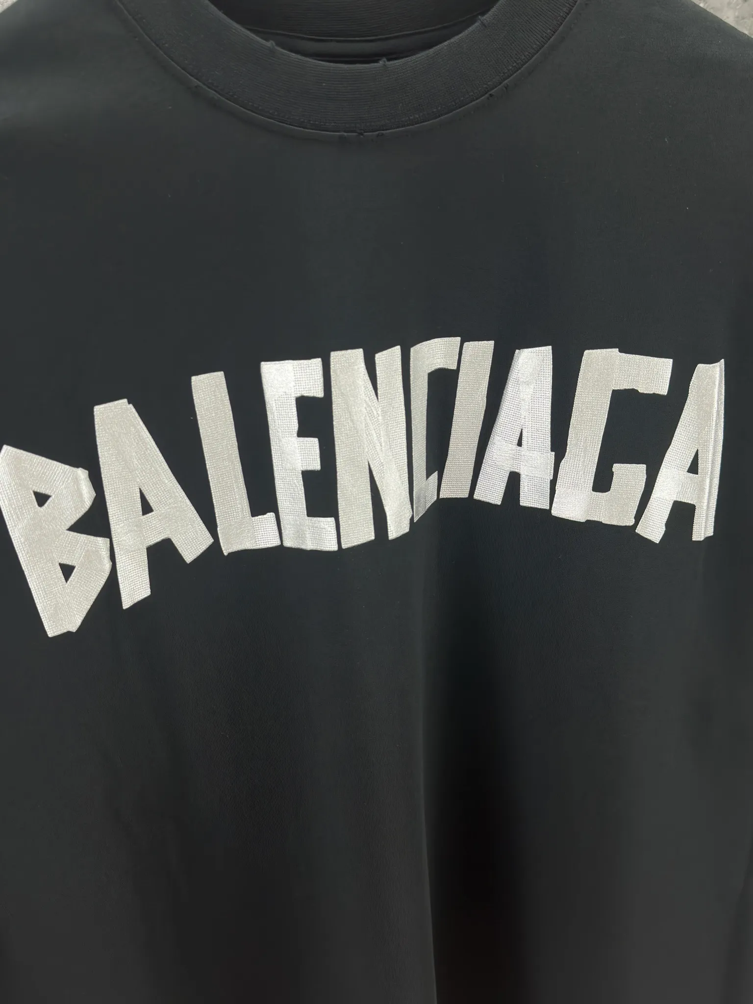 🅿️250 - BALENCI*GA Paris tape series printed washed distressed long sleeves. The fabric is made of 280g Paris-specific double yarns * high weight 1:1 double yarn rib. The front and rear panels are made of imported Kornit machine direct-injection printing technology. Old-fashioned + multi-position cutting and wear-making process. Two high-temperature shaping washes. os dropped shoulders, loose version, same style for men and women -Color: off-white, iron gray, burgundy, green, black blue, fog blue -SIZE: XS S M L style number 8602#